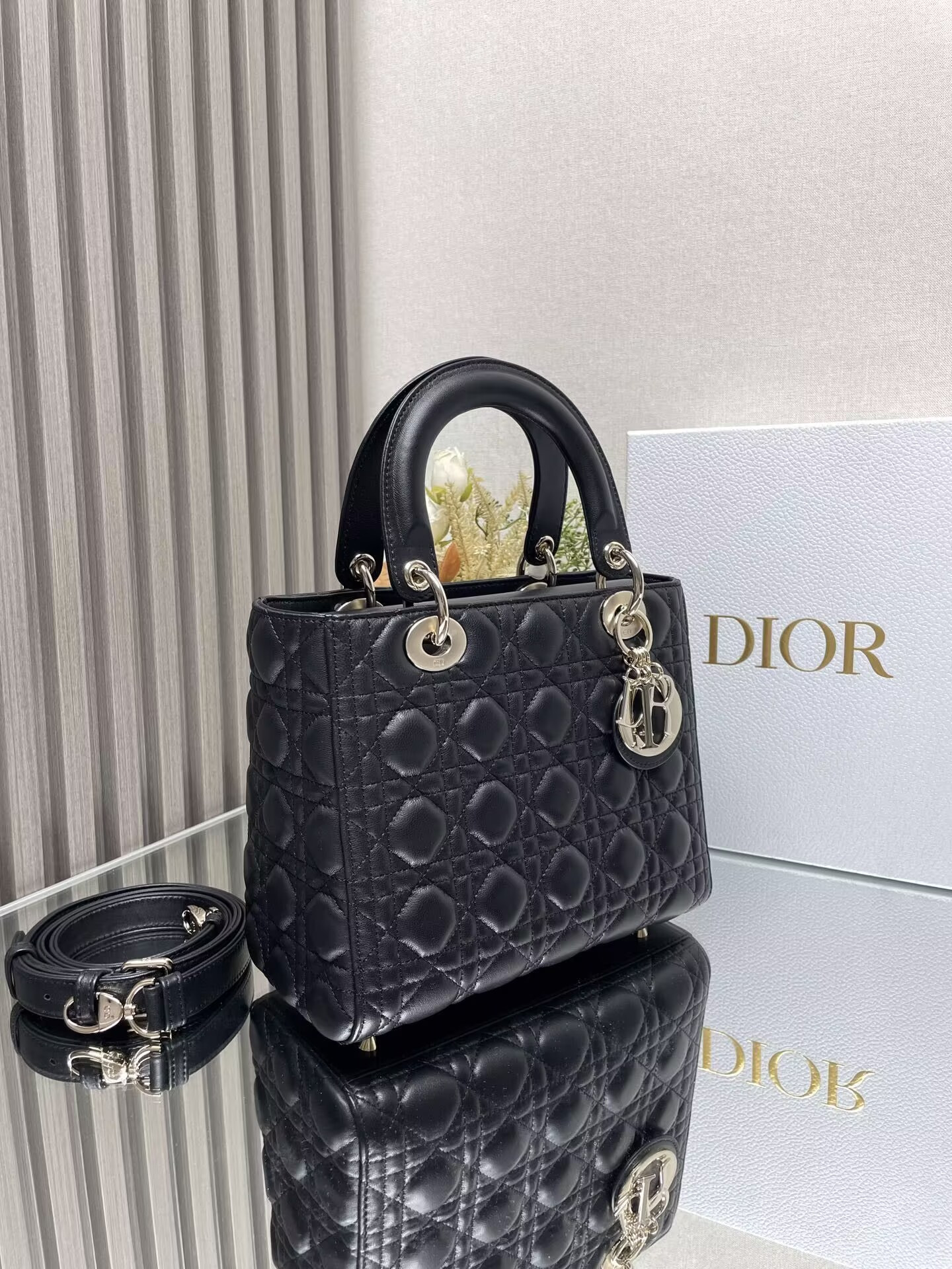 Medium Lady D10r Bag 24 x 20 x 12 cm