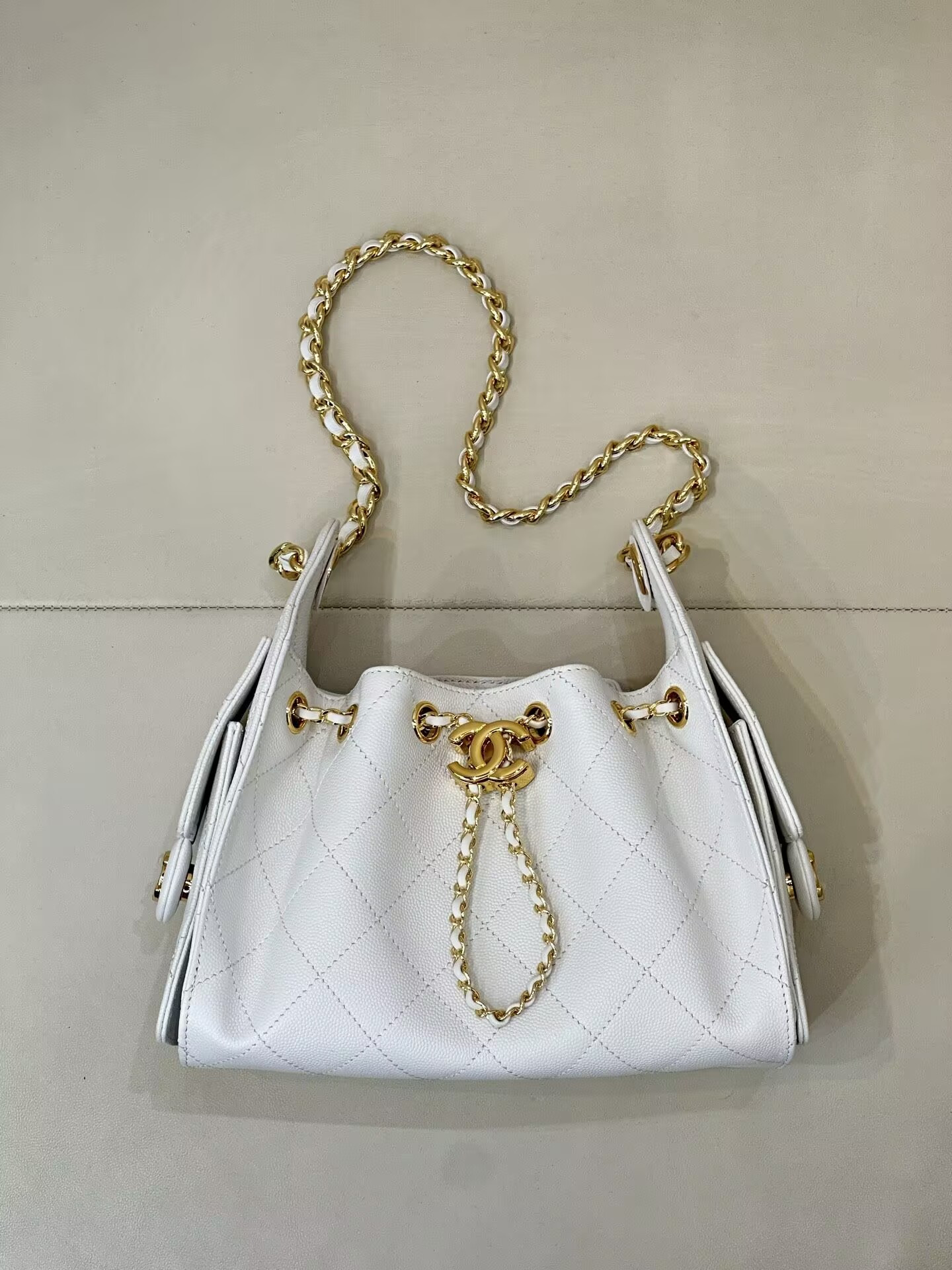 Ch**el 25C Bucket Bag Polished Gold Hardware with Red Lining AS5631 20x22x12.5cm
