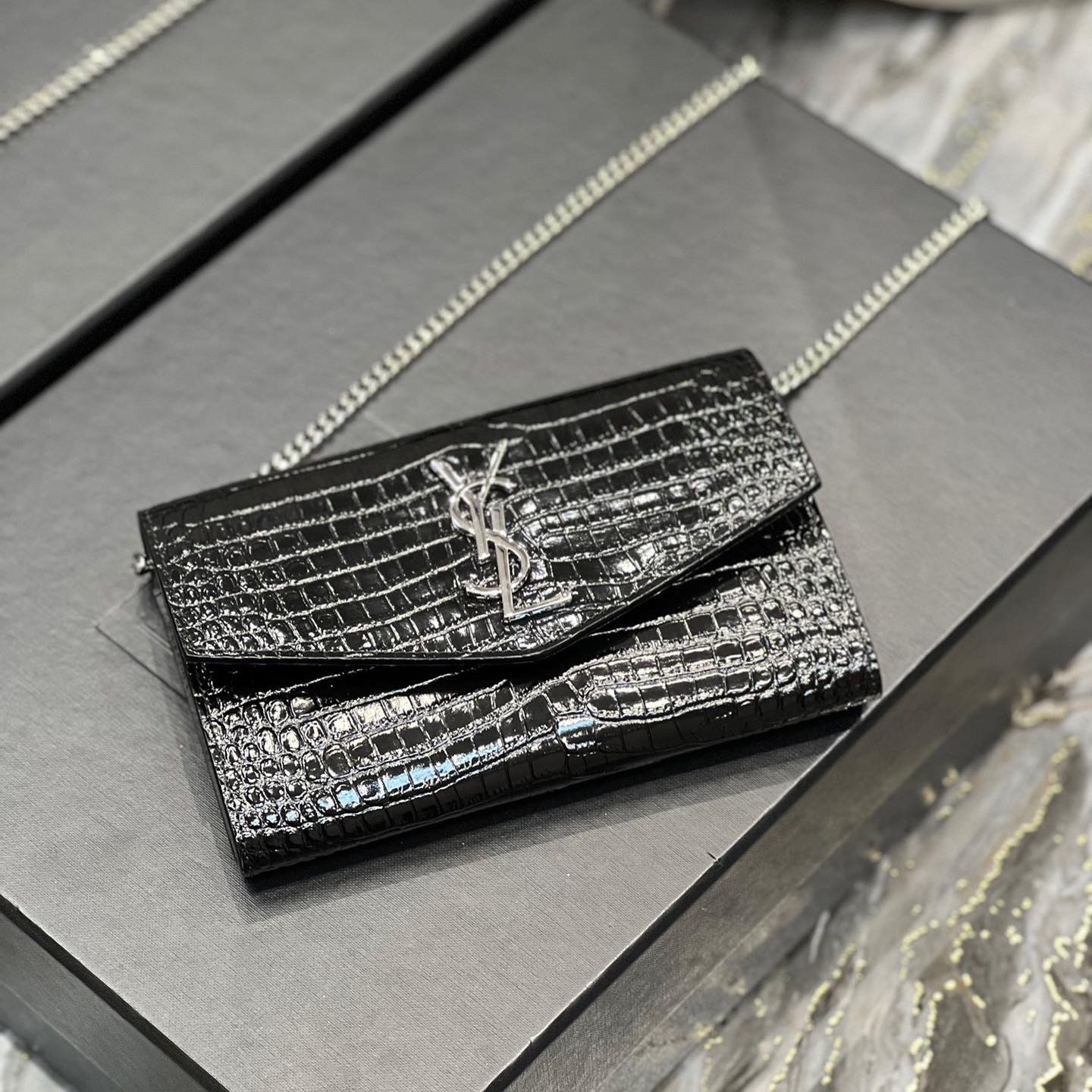 UPTOWN CHAIN WALLET IN CROCODILE-EMBOSSED SHINY LEATHER