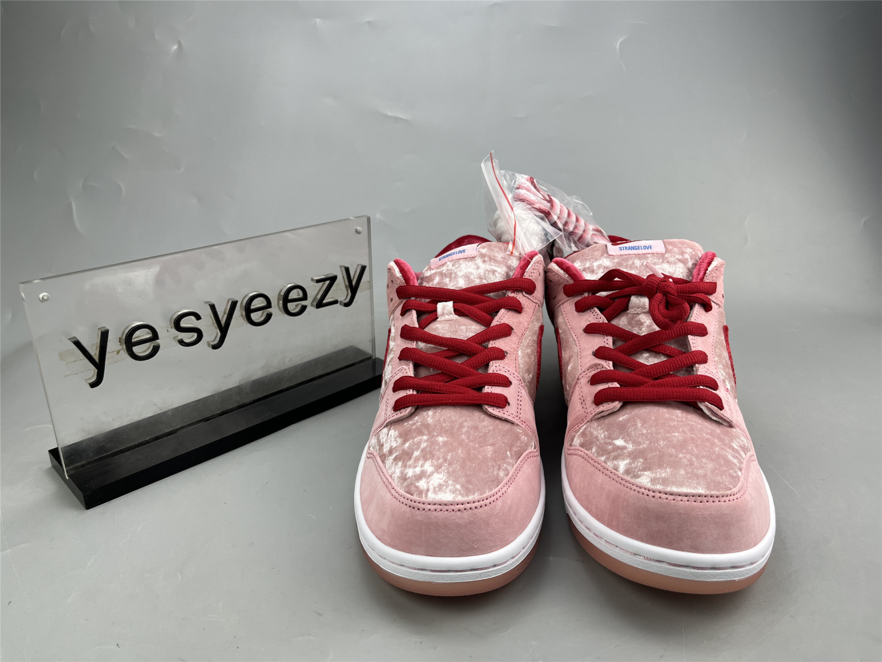 UA NIKE STRANGELOVE X DUNK LOW SB "VALENTINE