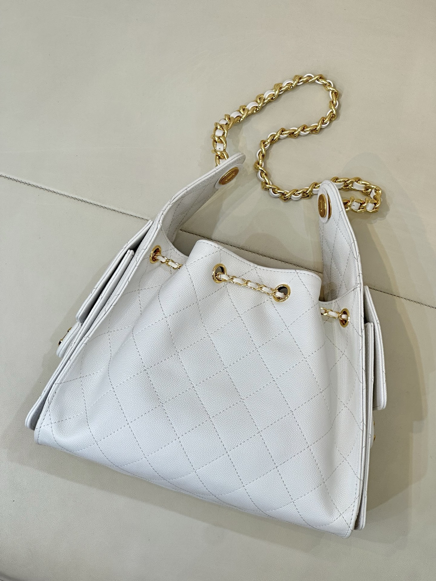 Ch**el 25C Bucket Bag Polished Gold Hardware with Red Lining AS5293 26x30x14cm