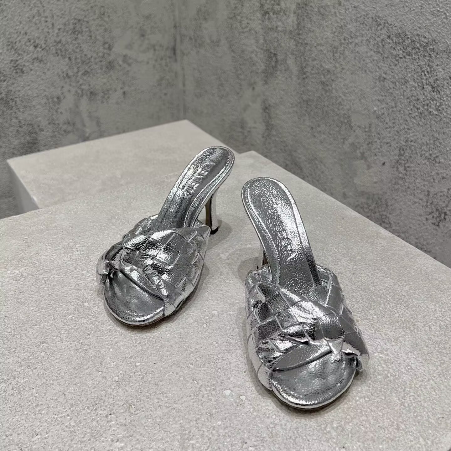 UA B0tt*ga Ven*ta Blink Slides