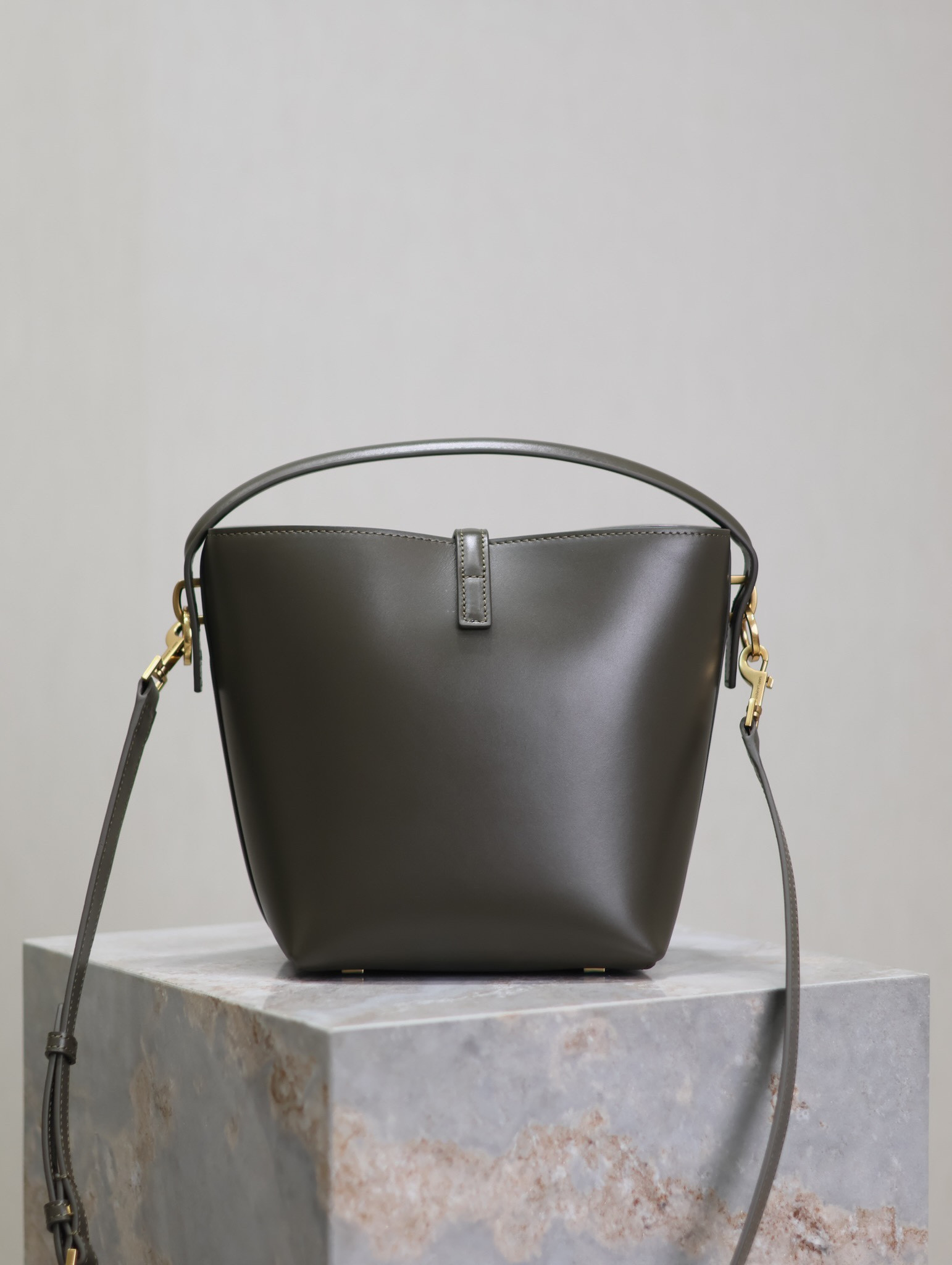 Y51 LE 37 In Shiny Leather 17x20x13cm