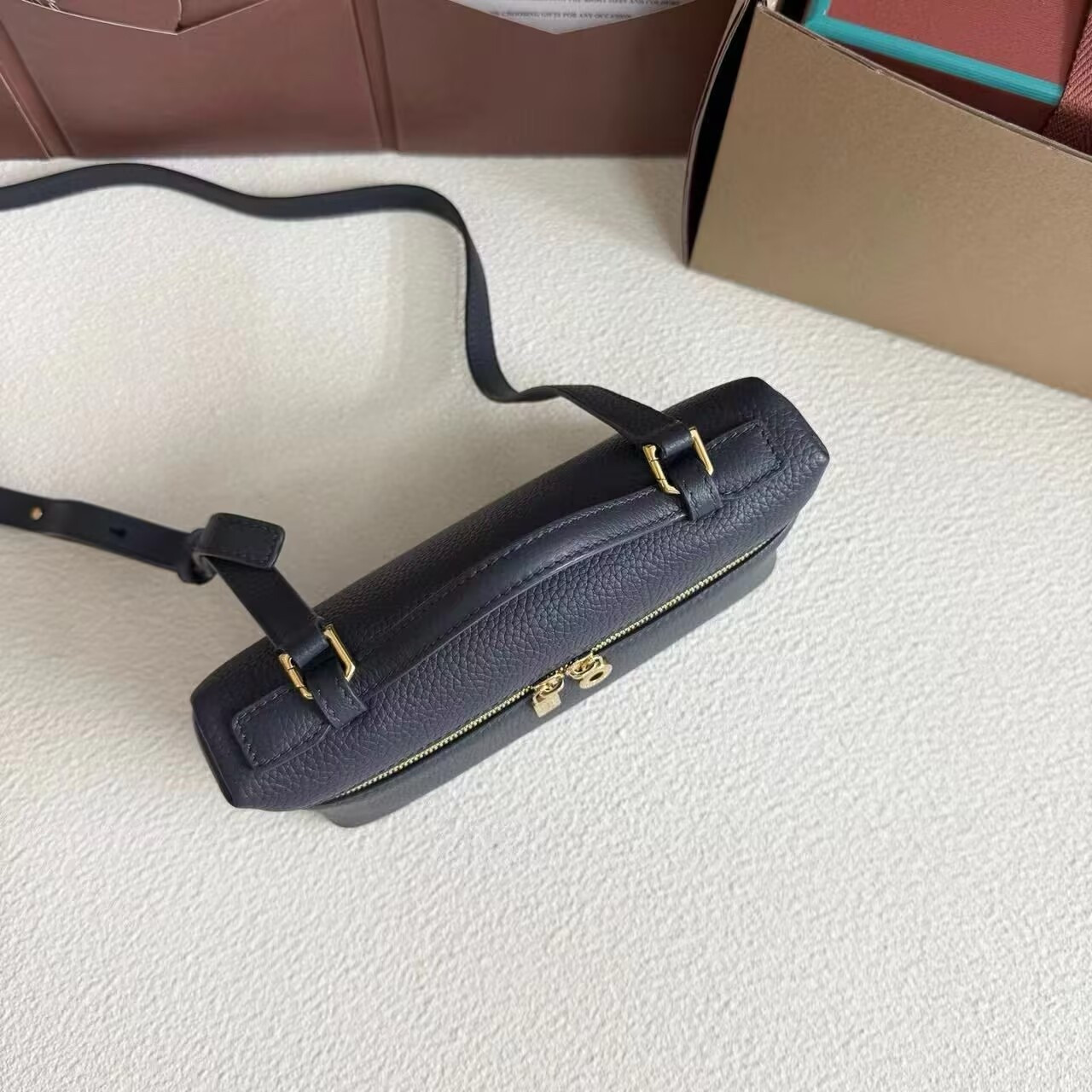 L0r0 P1ana Extra Pocket L19 Grained Calfskin 11 x 19 x 6.5 cm