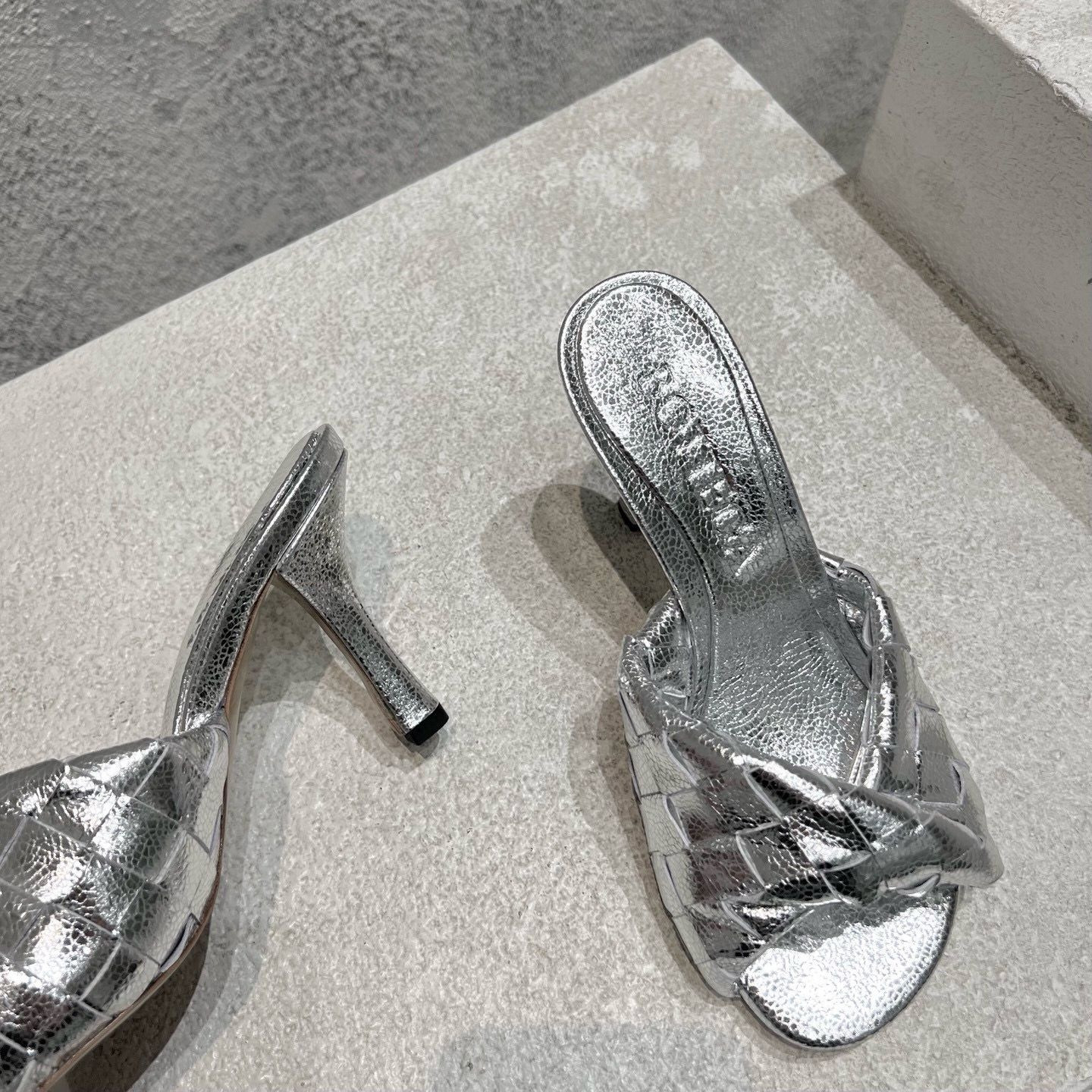 UA B0tt*ga Ven*ta Blink Slides