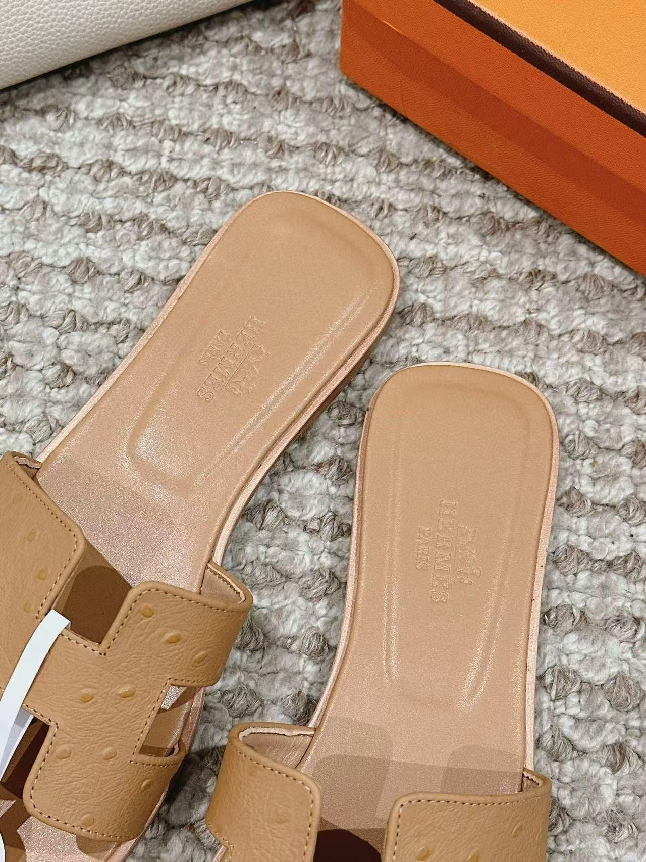 UA H**me5 Oran sandal