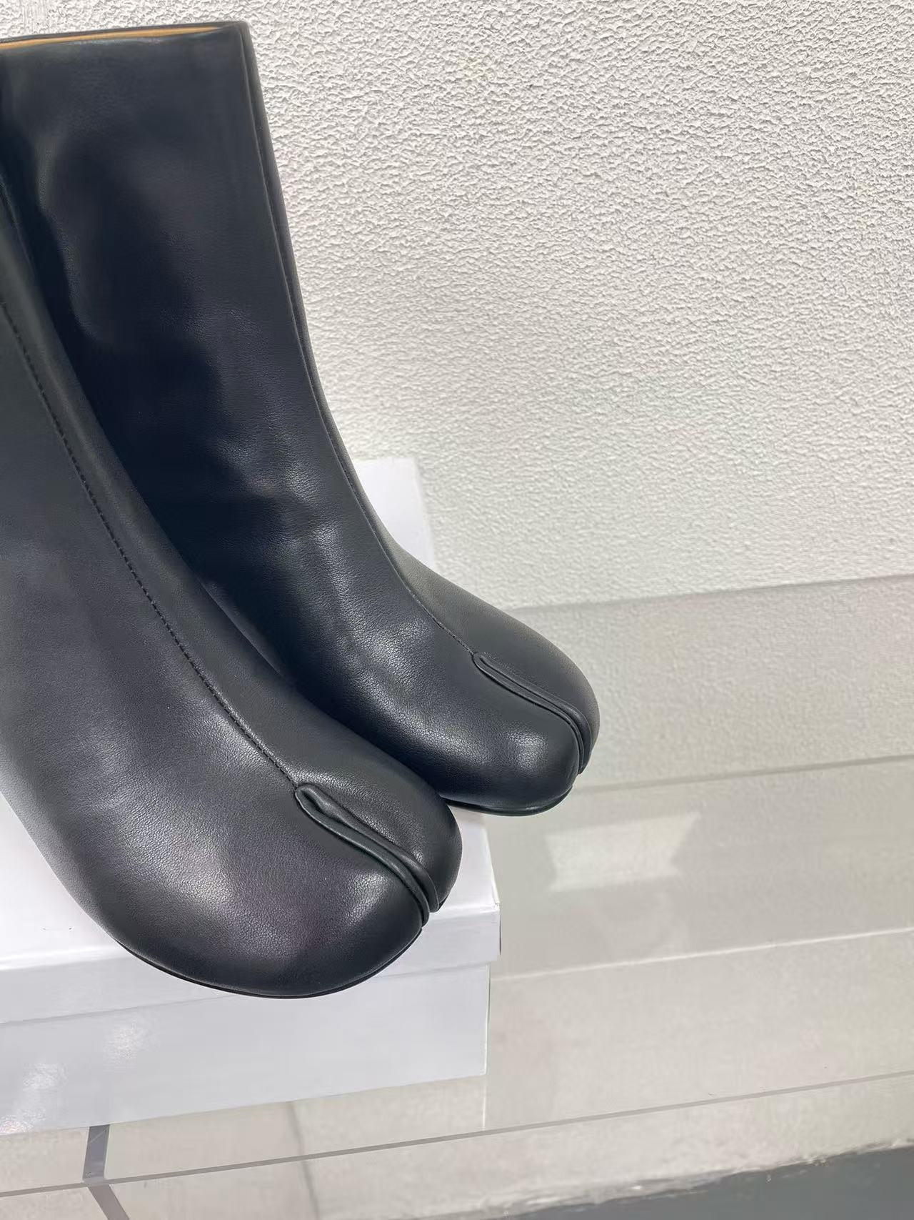 UA Ma1s0n Marg*e1a Tabi Ankle Boots