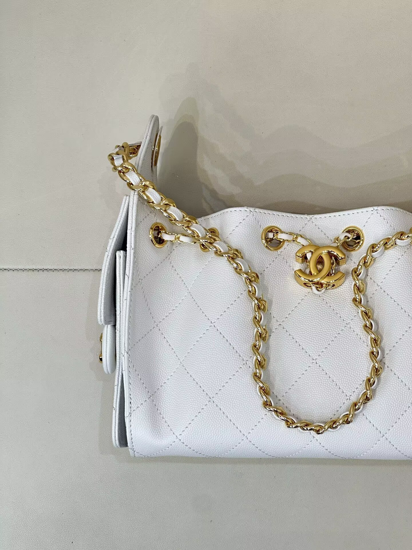 Ch**el 25C Bucket Bag Polished Gold Hardware with Red Lining AS5631 20x22x12.5cm