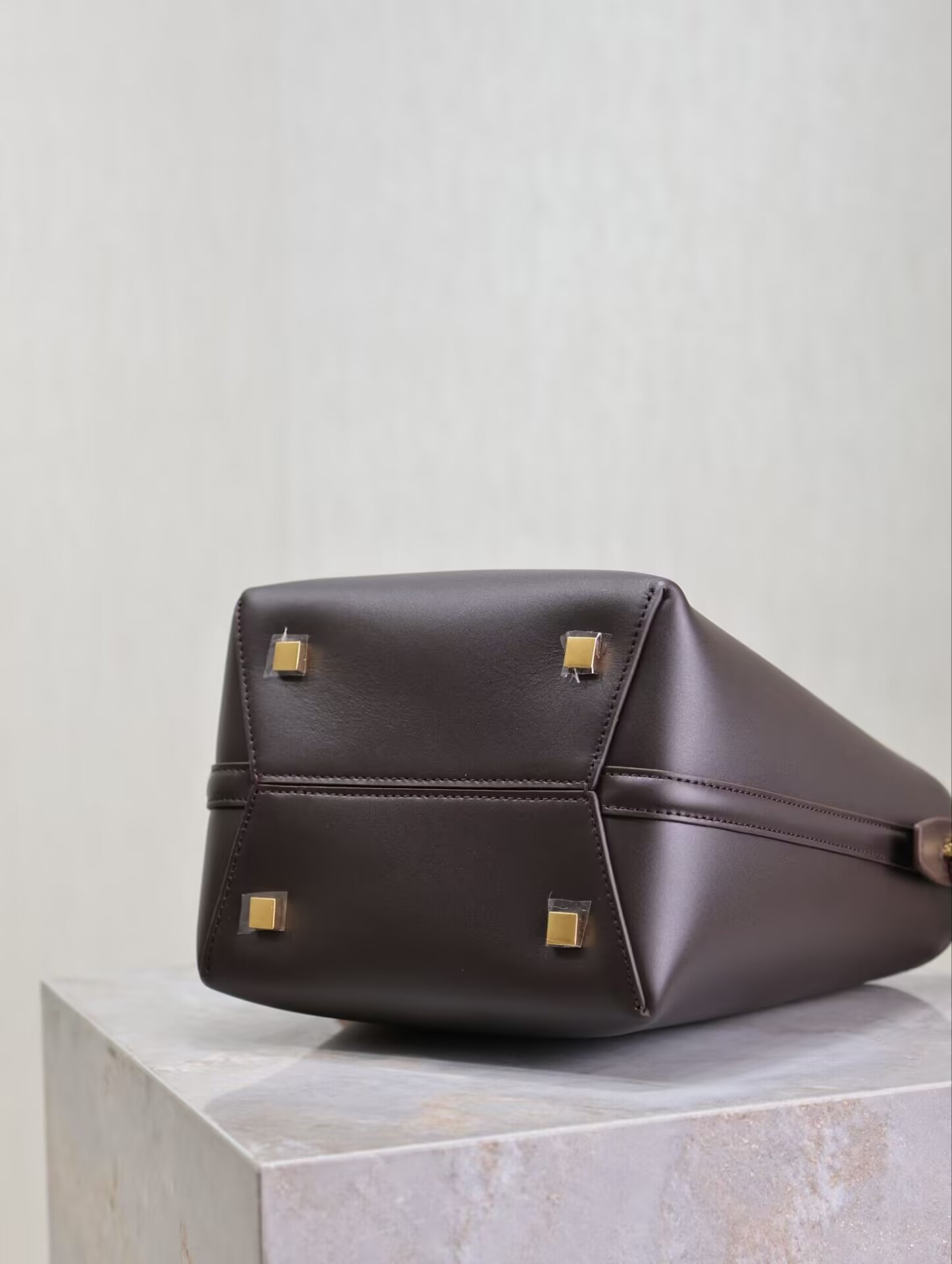Y51 LE 37 In Shiny Leather 17x20x13cm