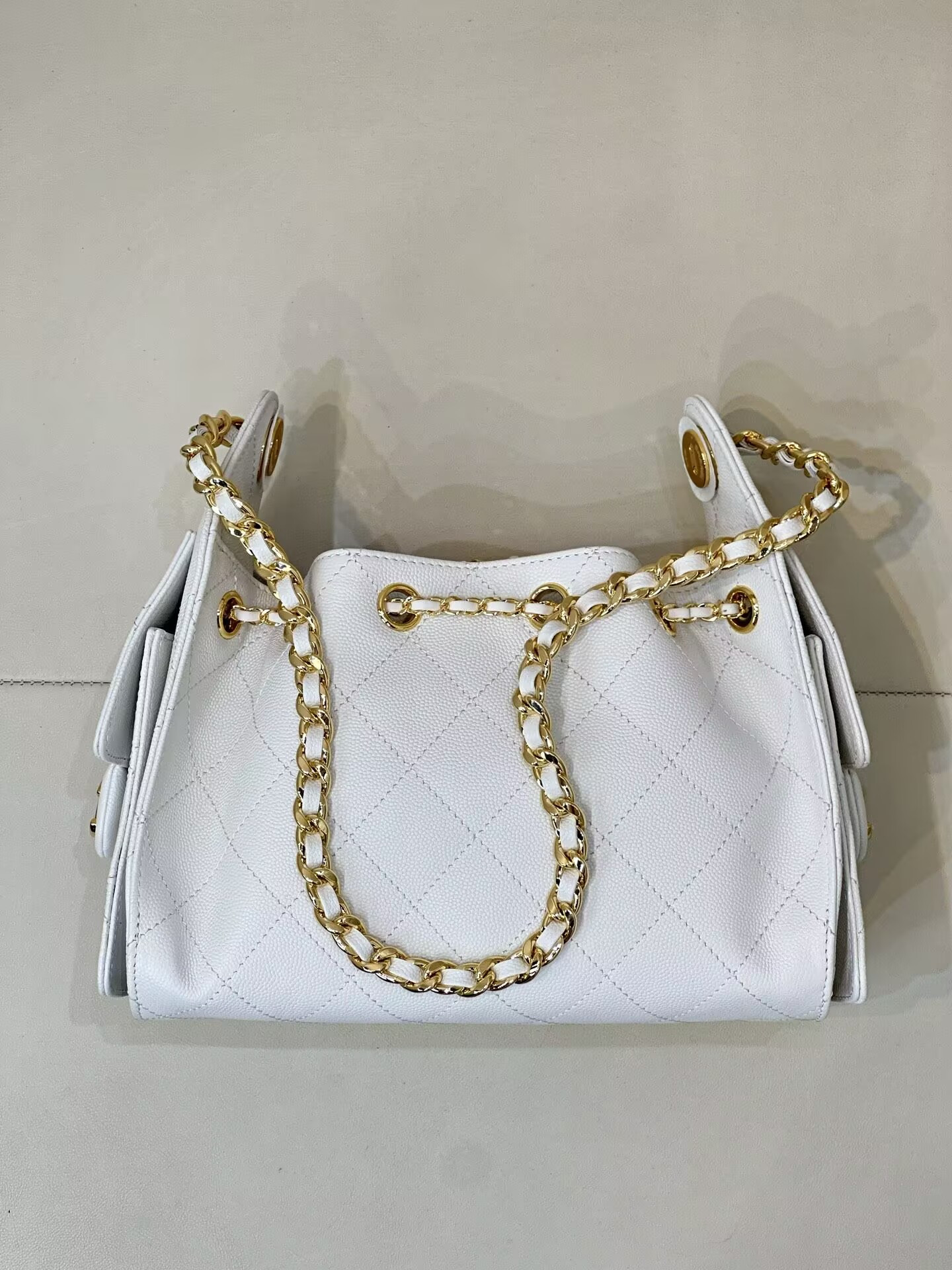 Ch**el 25C Bucket Bag Polished Gold Hardware with Red Lining AS5631 20x22x12.5cm