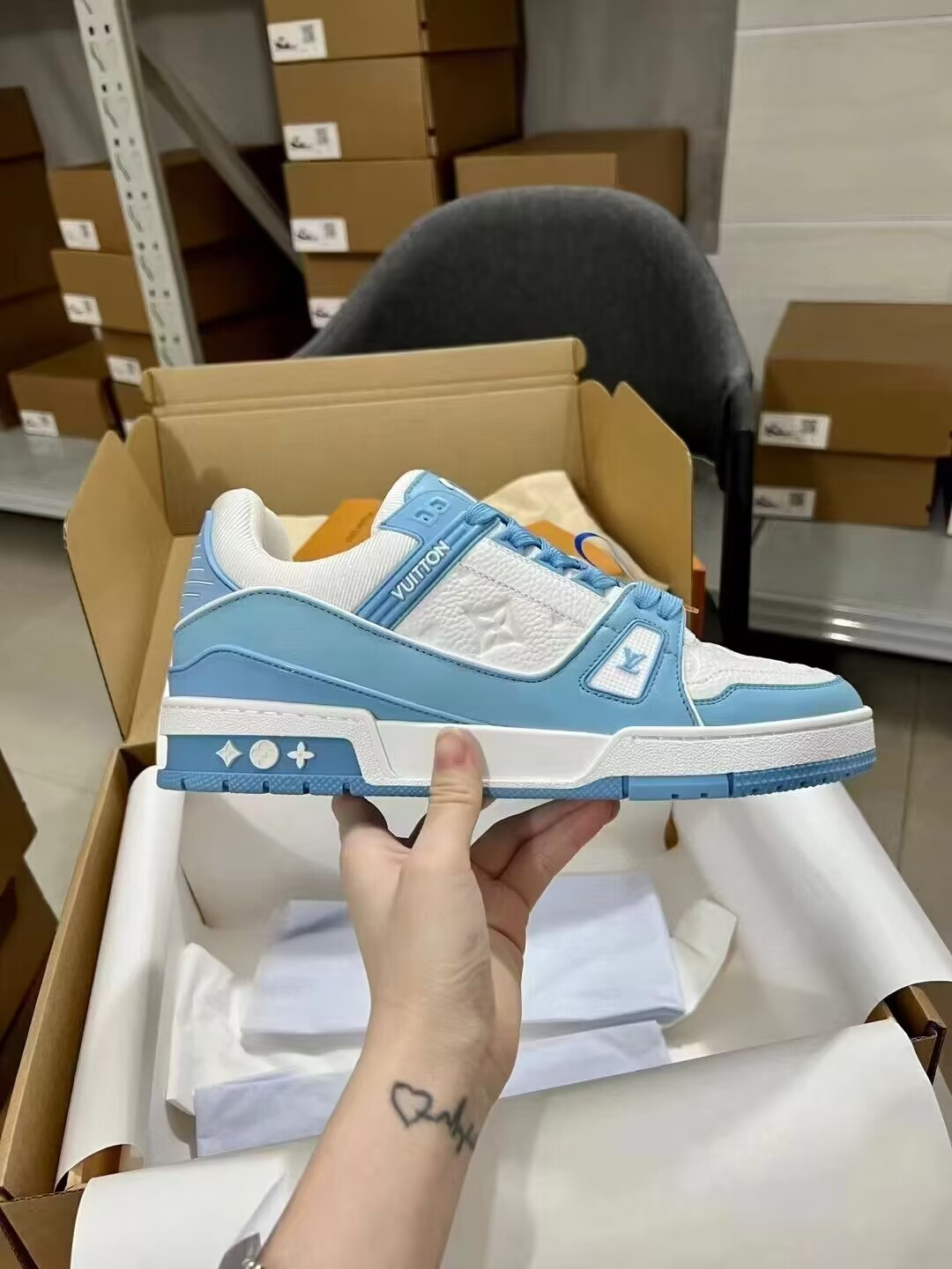 UA L0vis Vvtt0n LV Trainer Low White Sky Blue