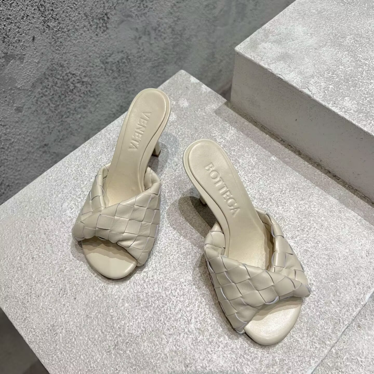 UA B0tt*ga Ven*ta Blink Slides