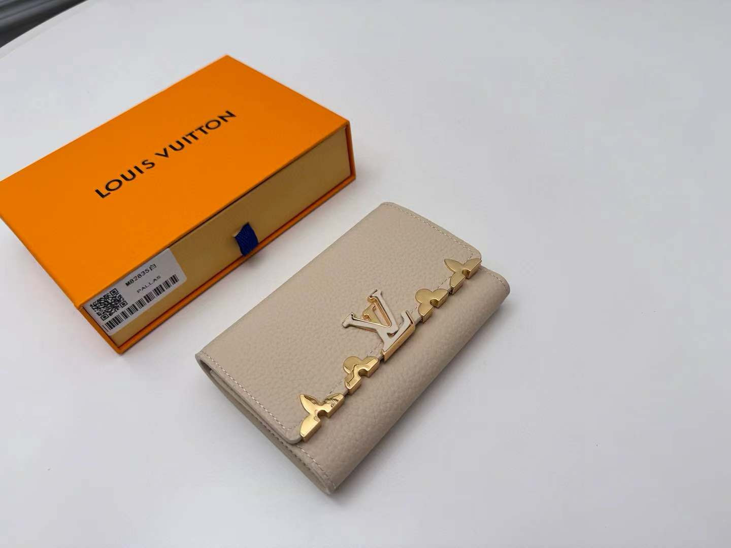 LV Portefeuille Capucines Compact M11363 13.5 x 9.5 x 3 cm
