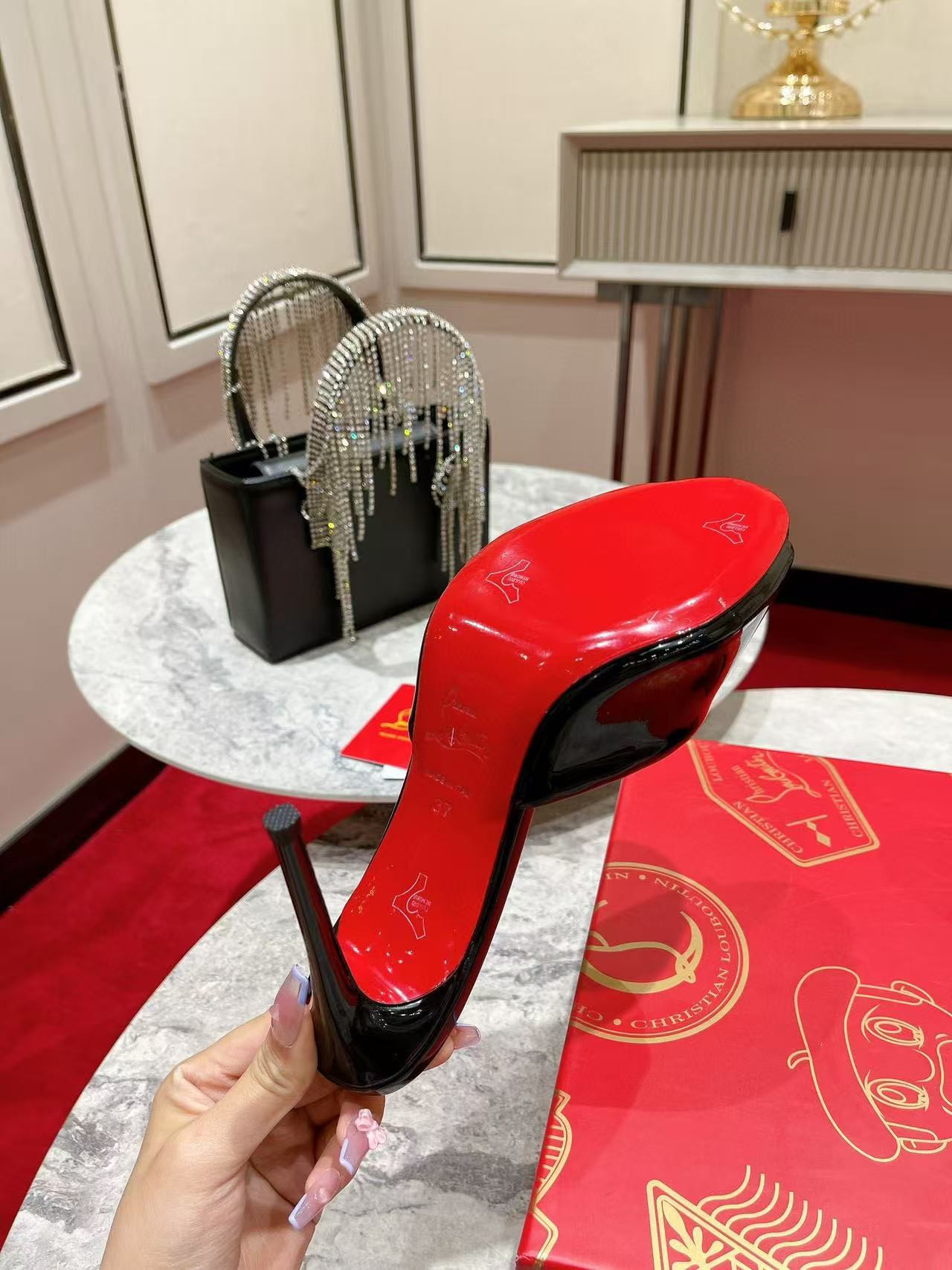 ua Chr1st1an louboutin me dolly patent leather mules