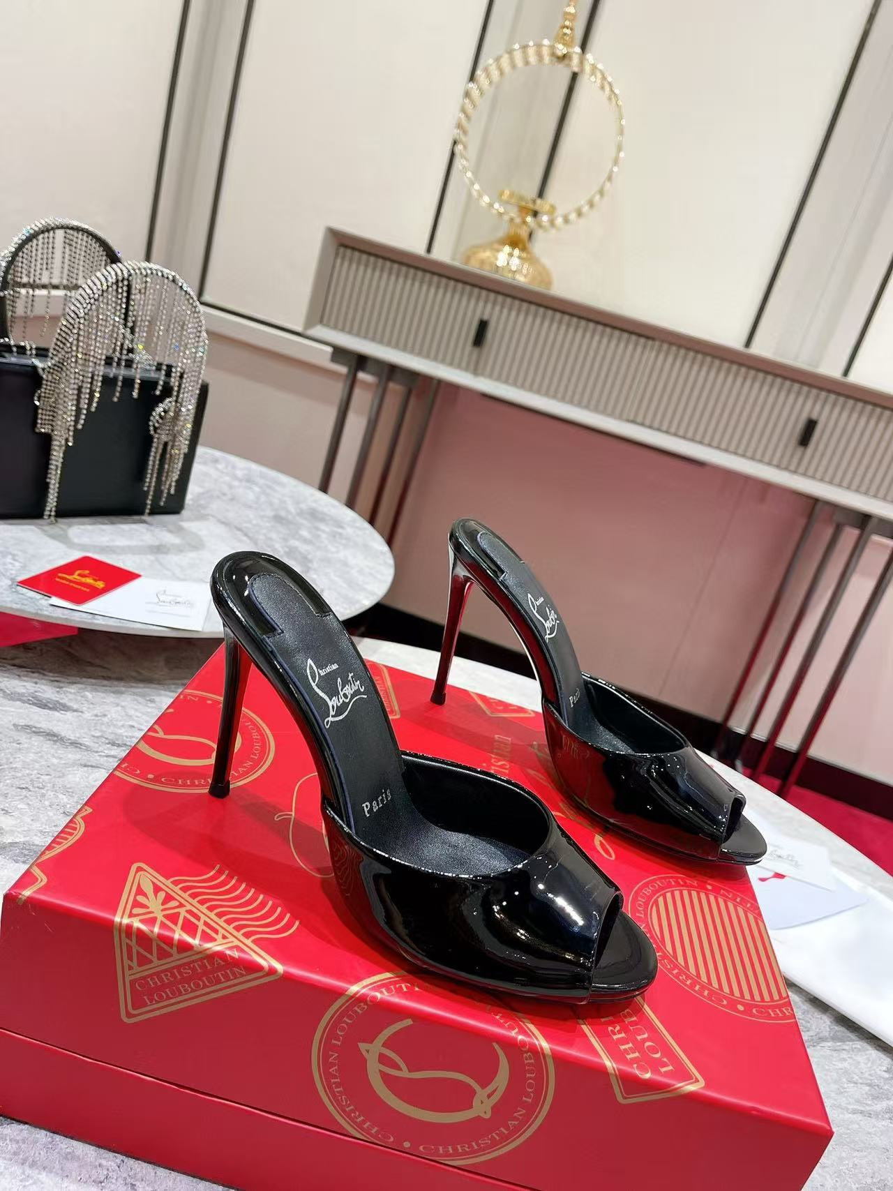 ua Chr1st1an louboutin me dolly patent leather mules