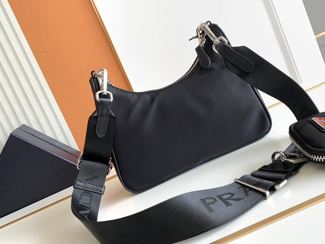 Pra*a Re-Edition 2005 Re-Nylon bag black red