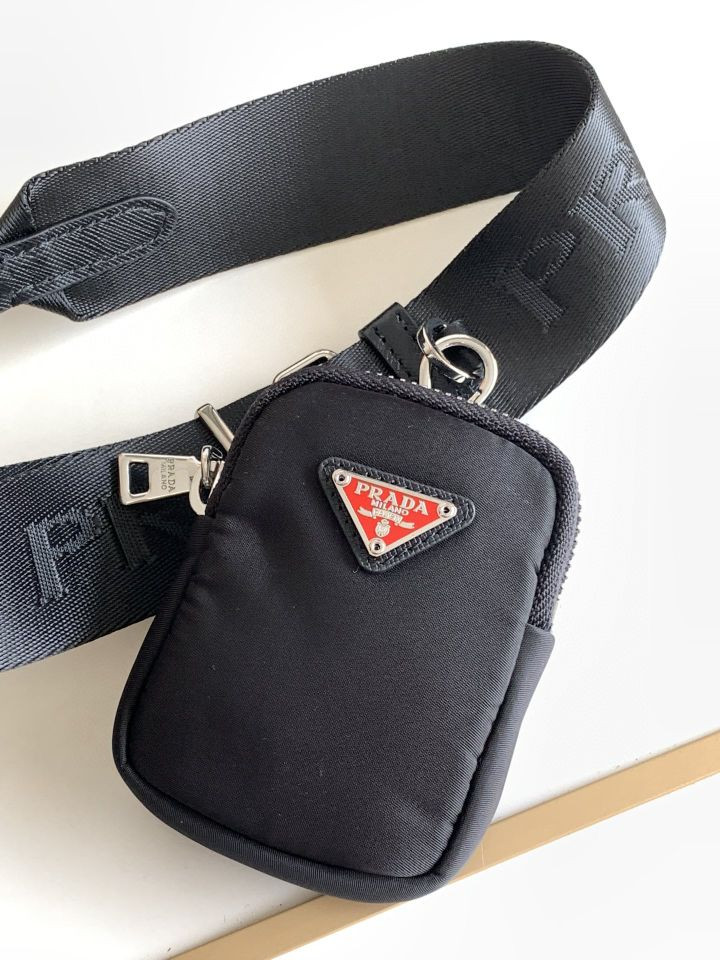 Pra*a Re-Edition 2005 Re-Nylon bag black red