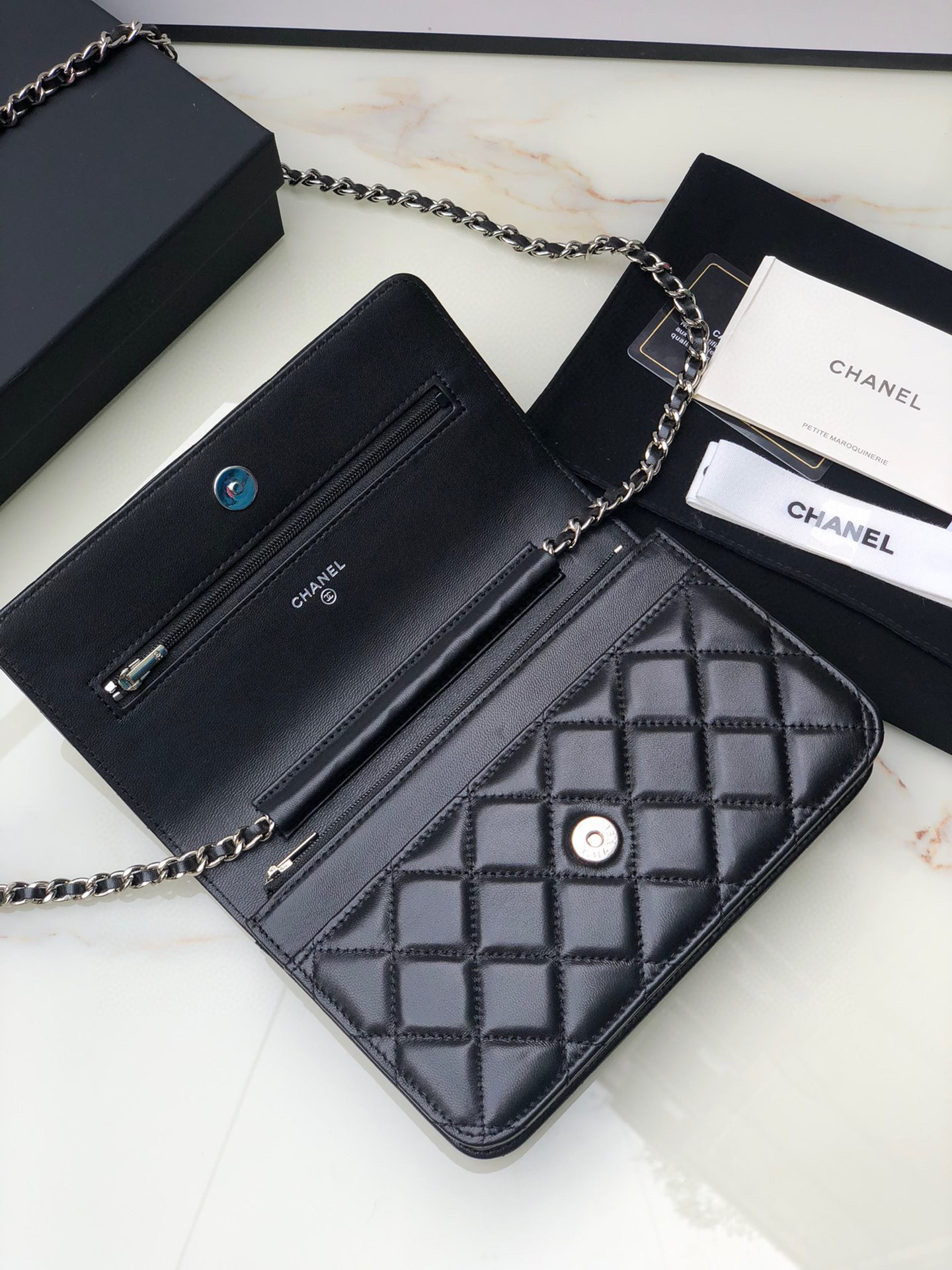 Ch**el CLASSIC WALLET ON CHAIN 4.8 × 7.5 × 1.4 in