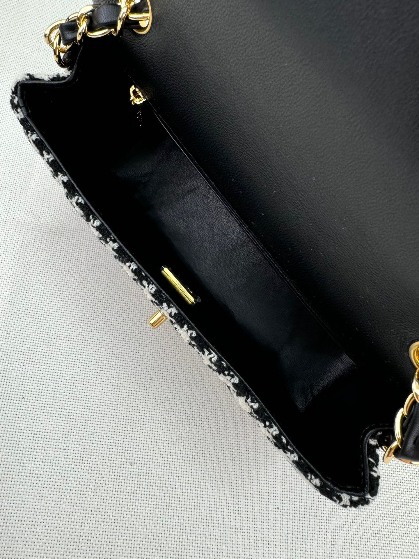 Ch**el MINI CLASSIC 11.12 HANDBAG 20 12 × 20 × 6 cm