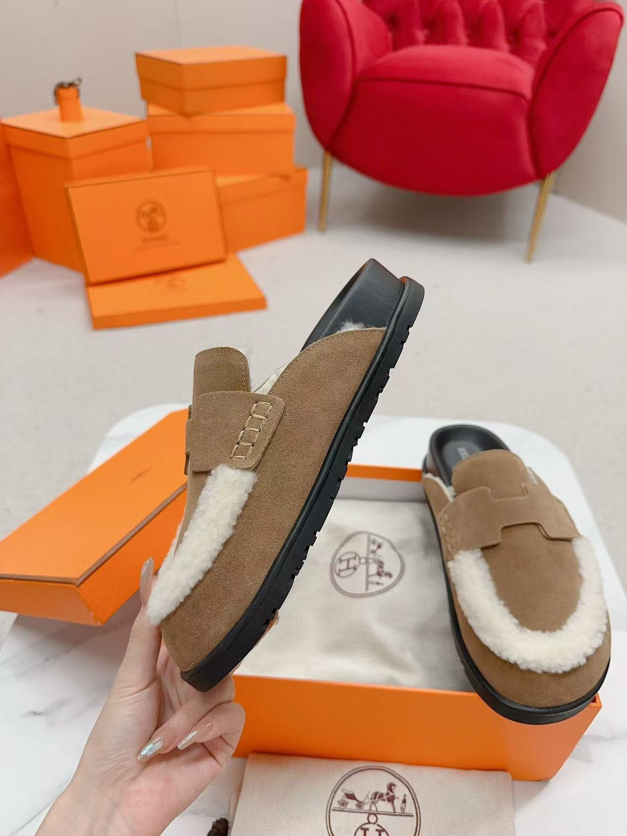 UA H**me5 Chypre sandal