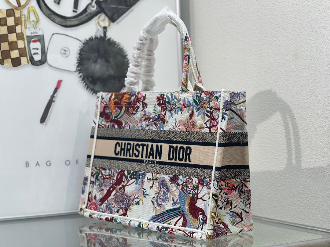 MEDIUM D10r BOOK TOTE White Multicolor Dragon Zodiac Embroidery 36 x 27.5 x 16.5 cm