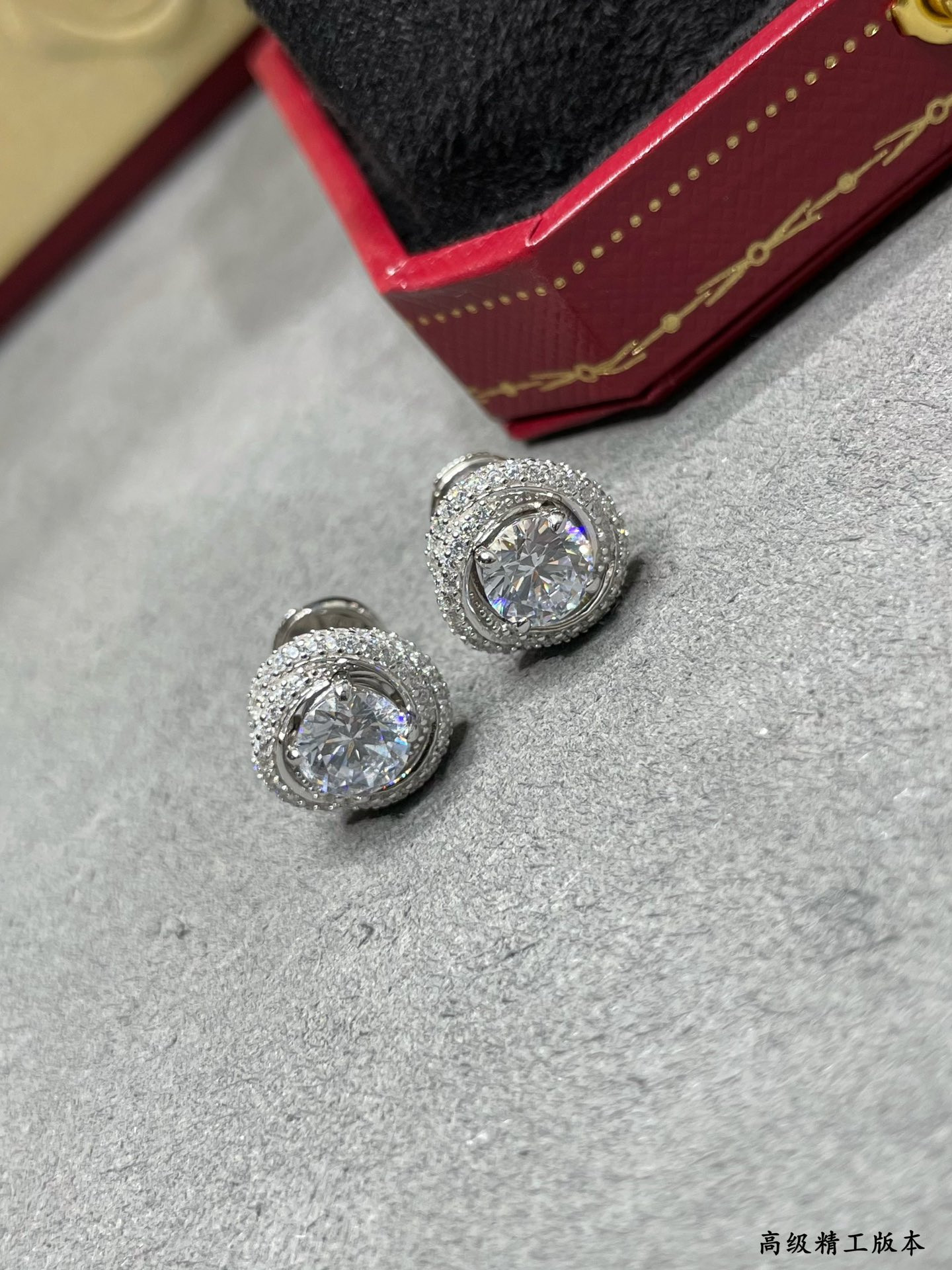 Ca*t1er Twist stud Earrings