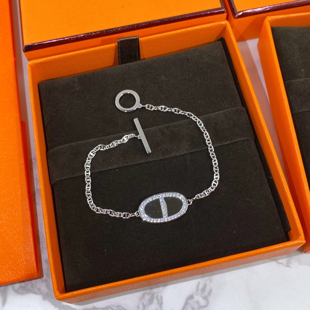 H**me5 Round  H Pendant Bracelet