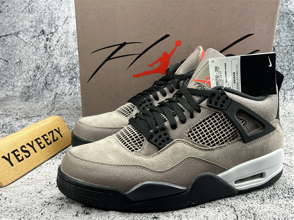 UA AIR JORDAN 4 RETRO 