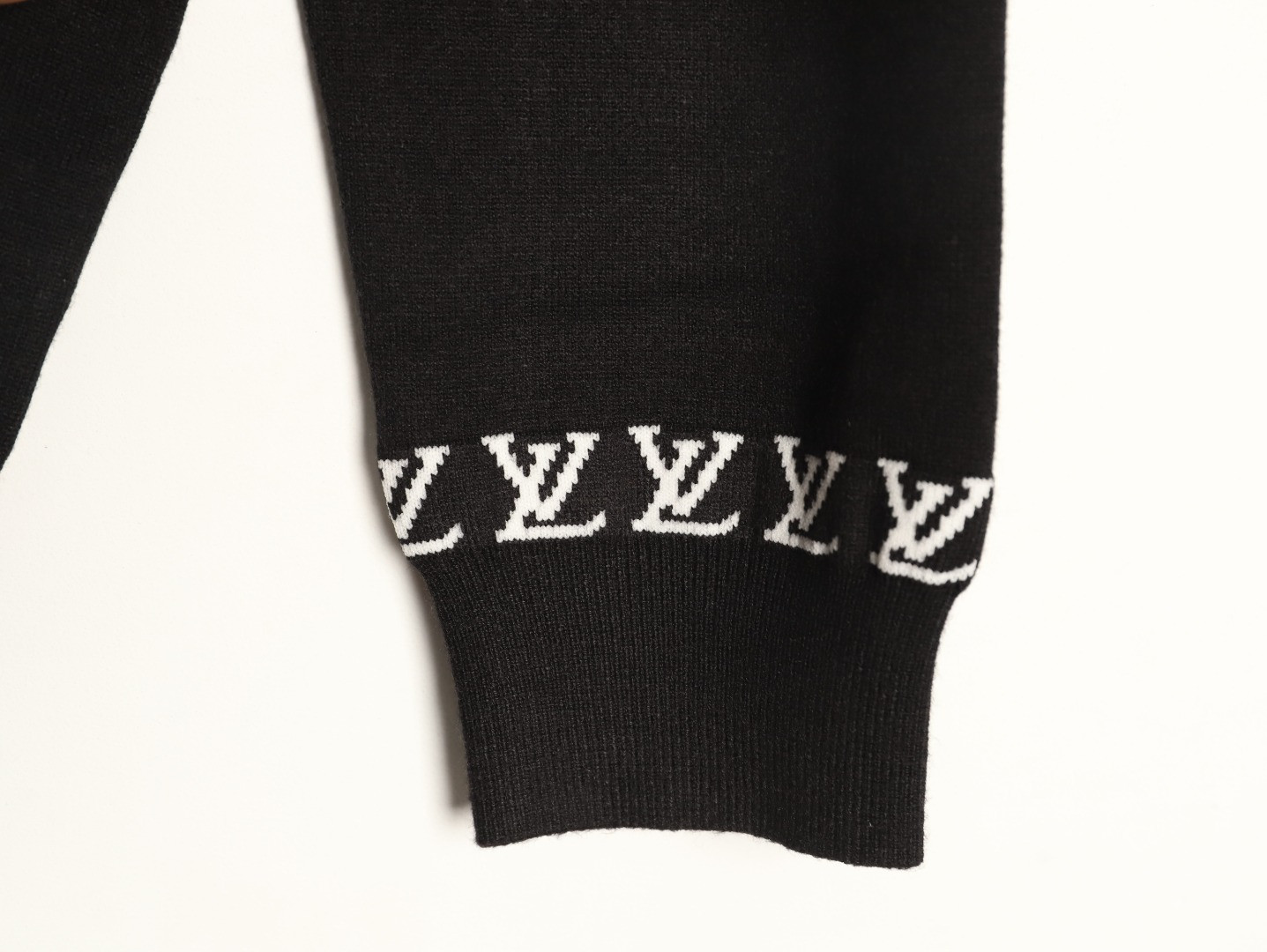 L0vis Vvtt0n Sweaters