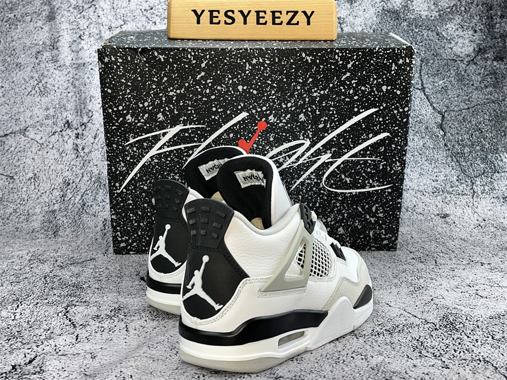 UA AIR JORDAN 4 RETRO 