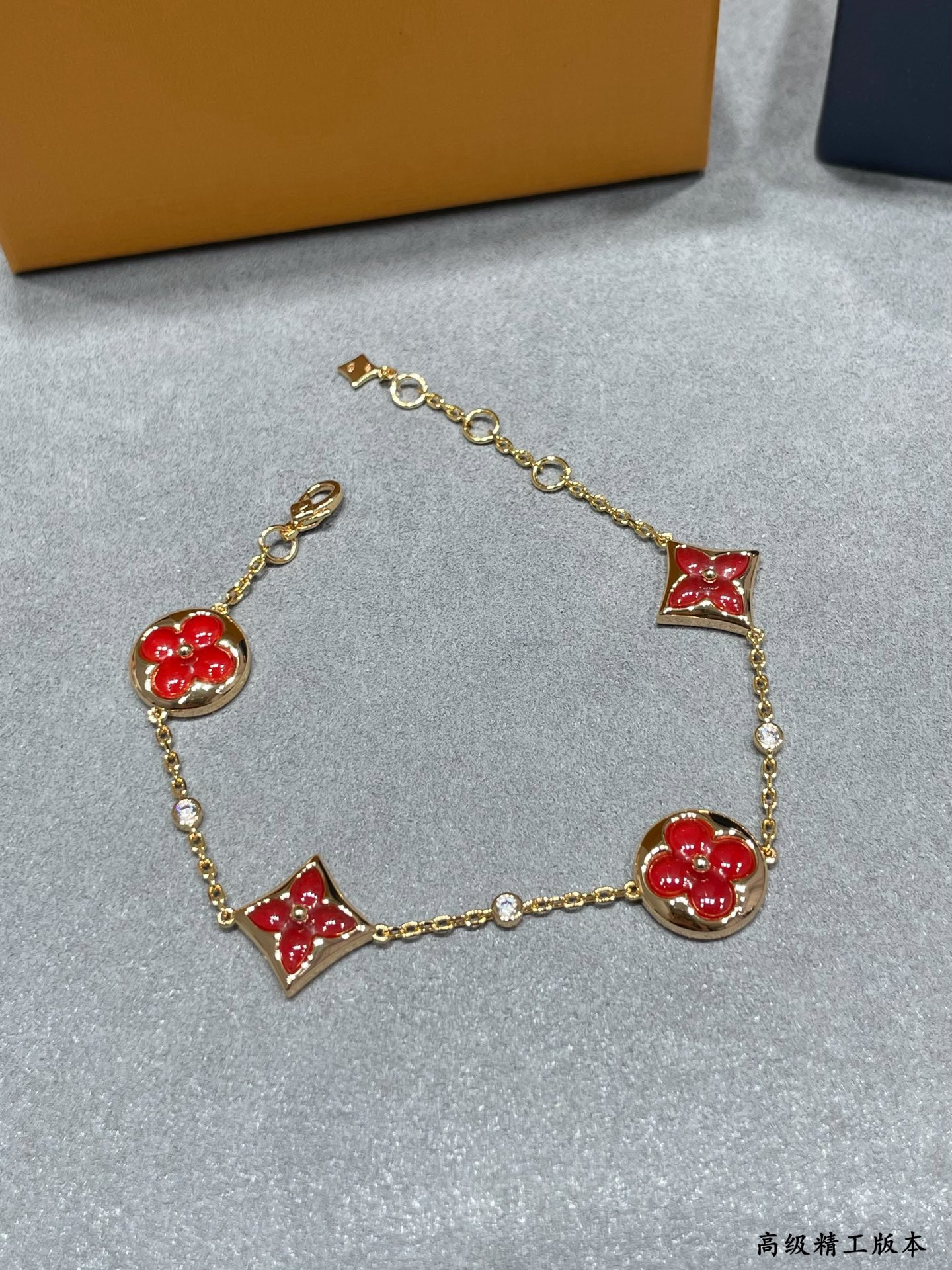 L0vis Vvtt0n Large Red Agate Four Flower Bracelet