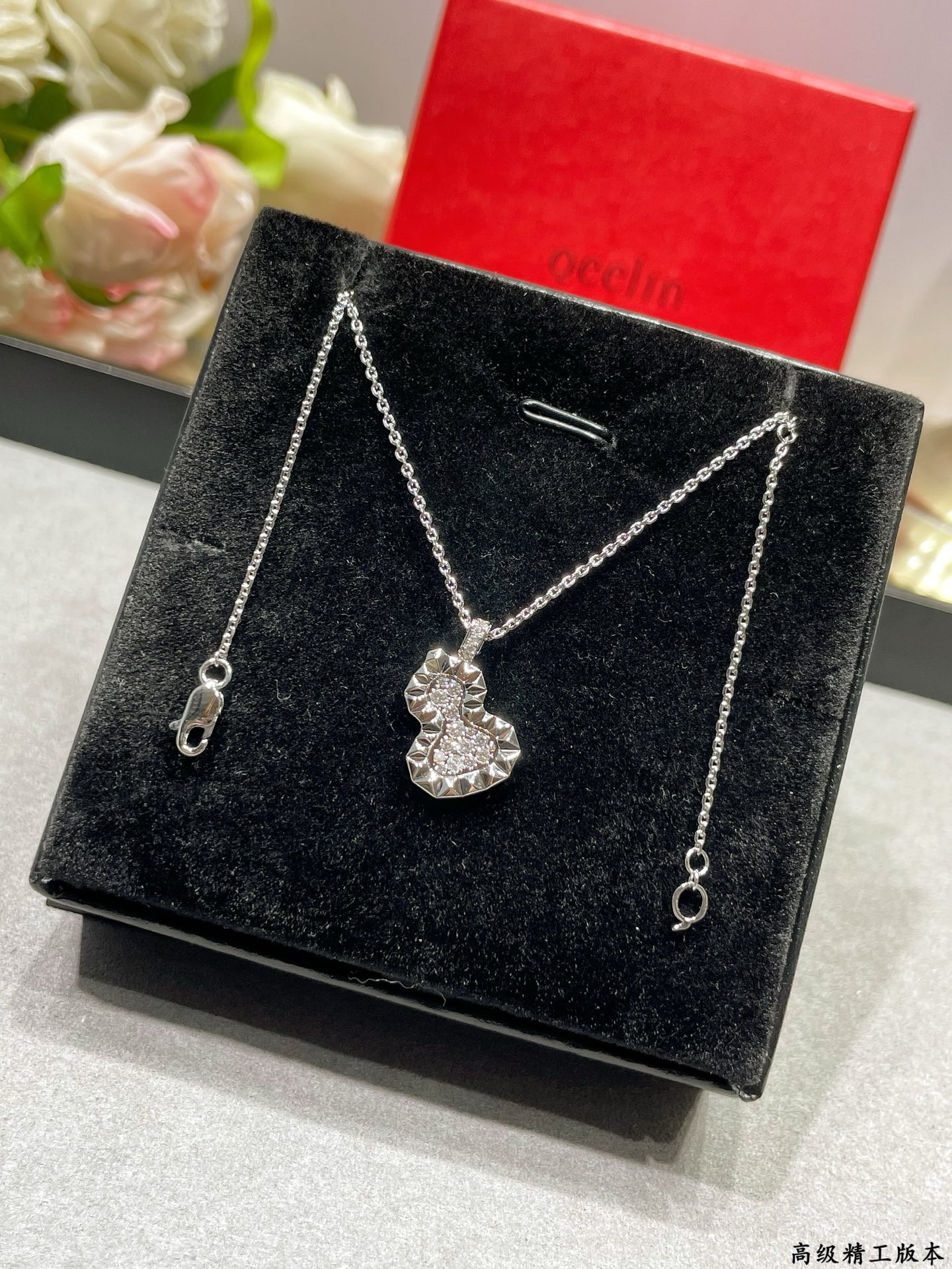 Qee1in Necklace