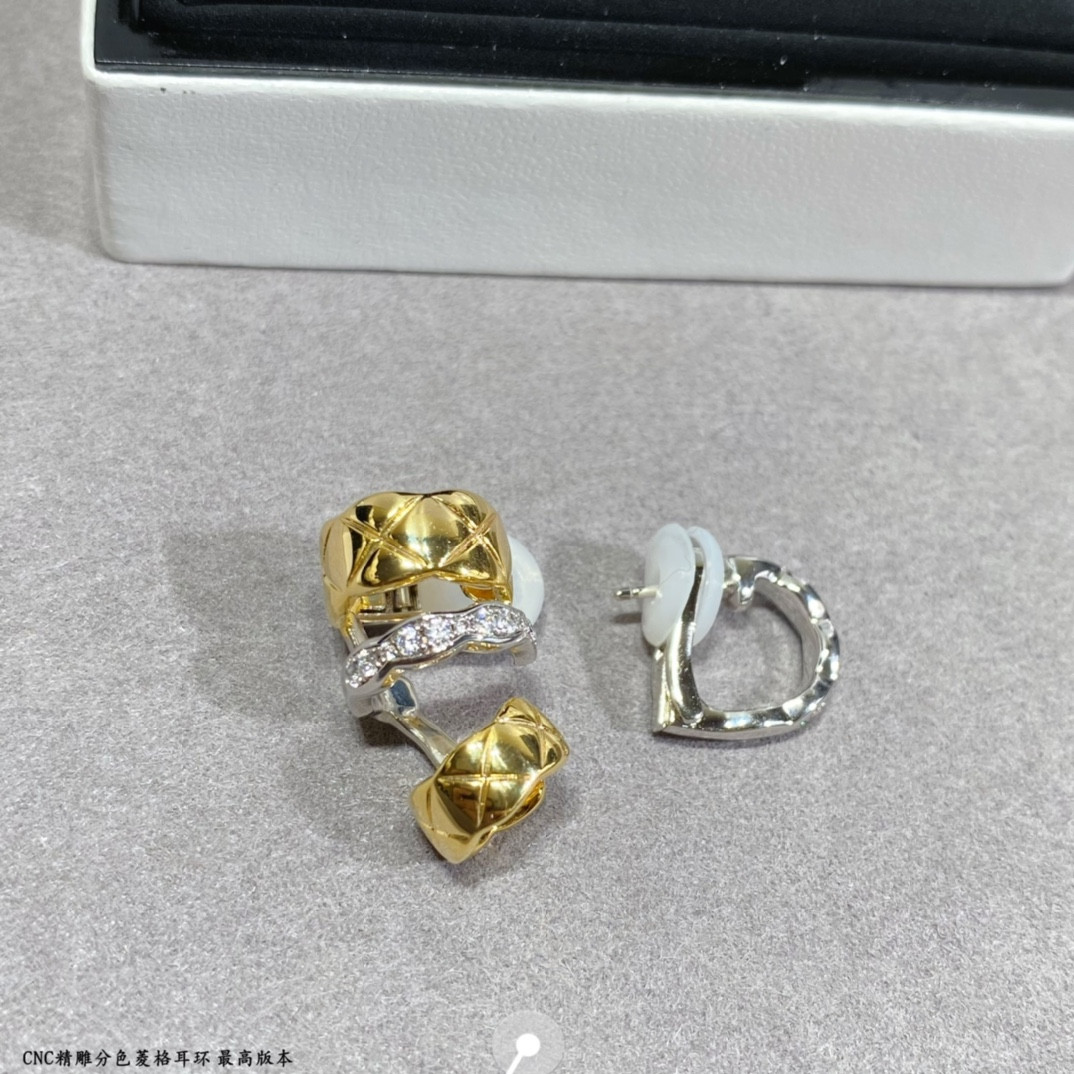 Ch**el Finely carved D1am0nd color separation Earrings