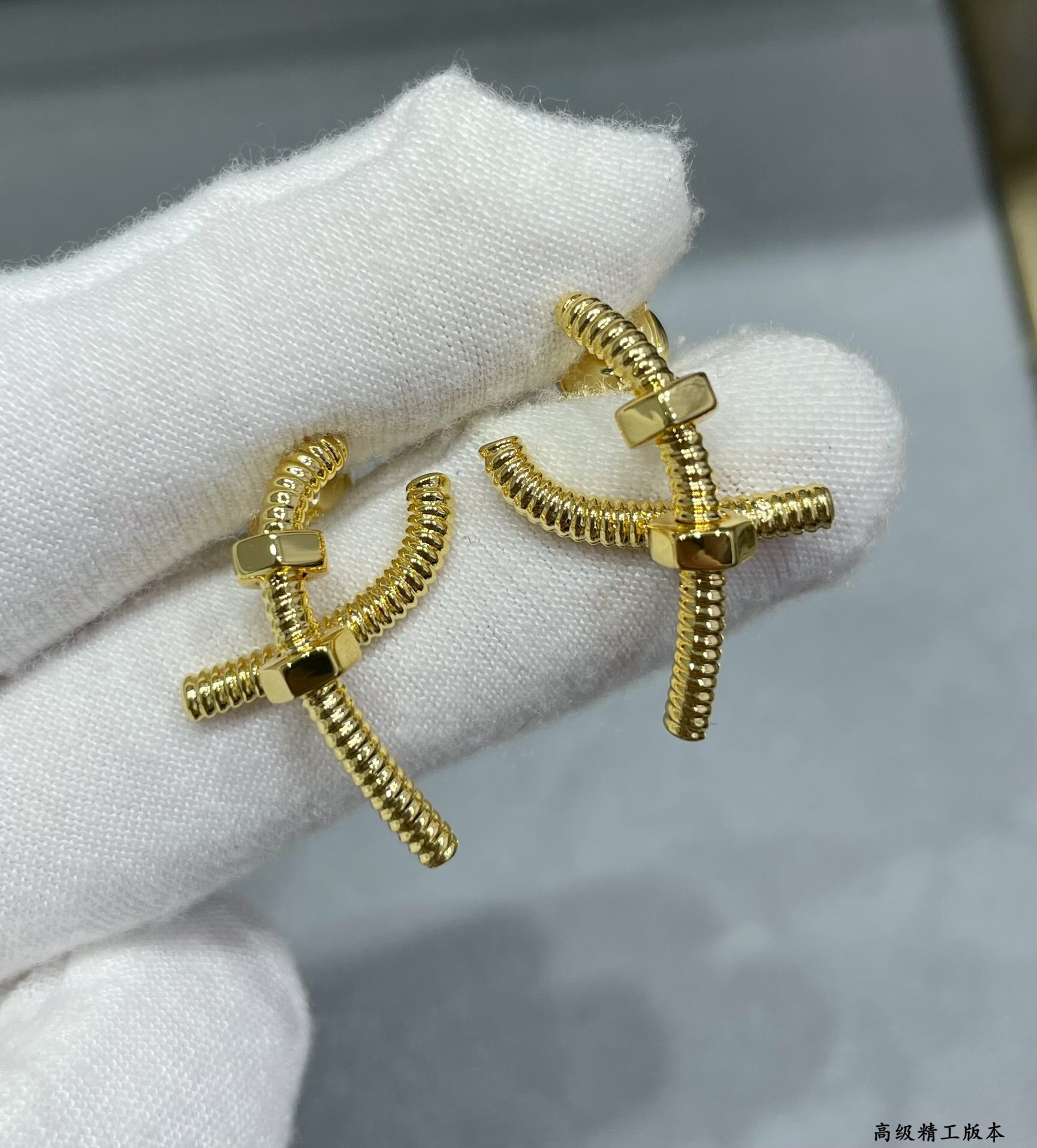 Ca*t1er Cross Screw Earrings
