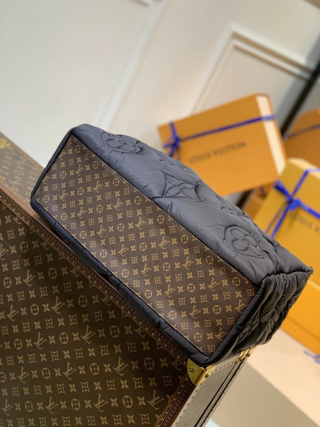 LV ONTHEGO GM M59005 16.1 x 13.4 x 7.5 inches