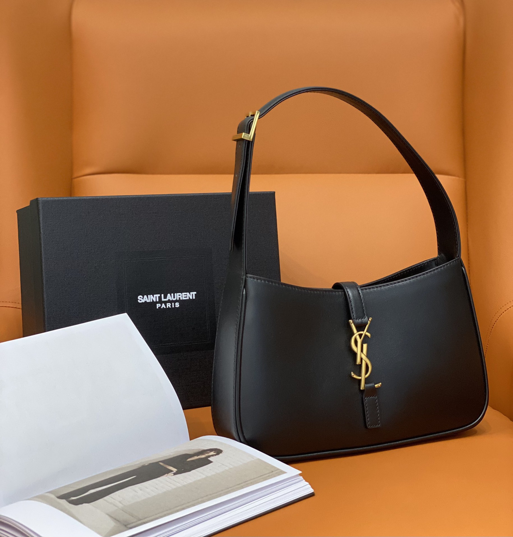 Y51 LE 5 À 7 IN SMOOTH LEATHER NOIR 23 X 16 X 6.5 CM