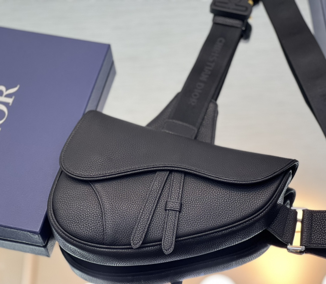 D10r Saddle Bag Black Grained Calfskin 26 x 19 x 4.5 cm