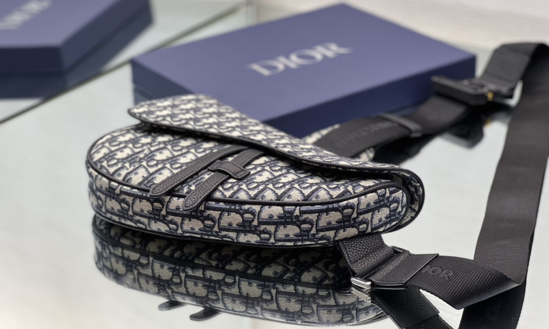 D10r Saddle Bag Beige and Black D10r Oblique Jacquard 26 x 19 x 4.5 CM