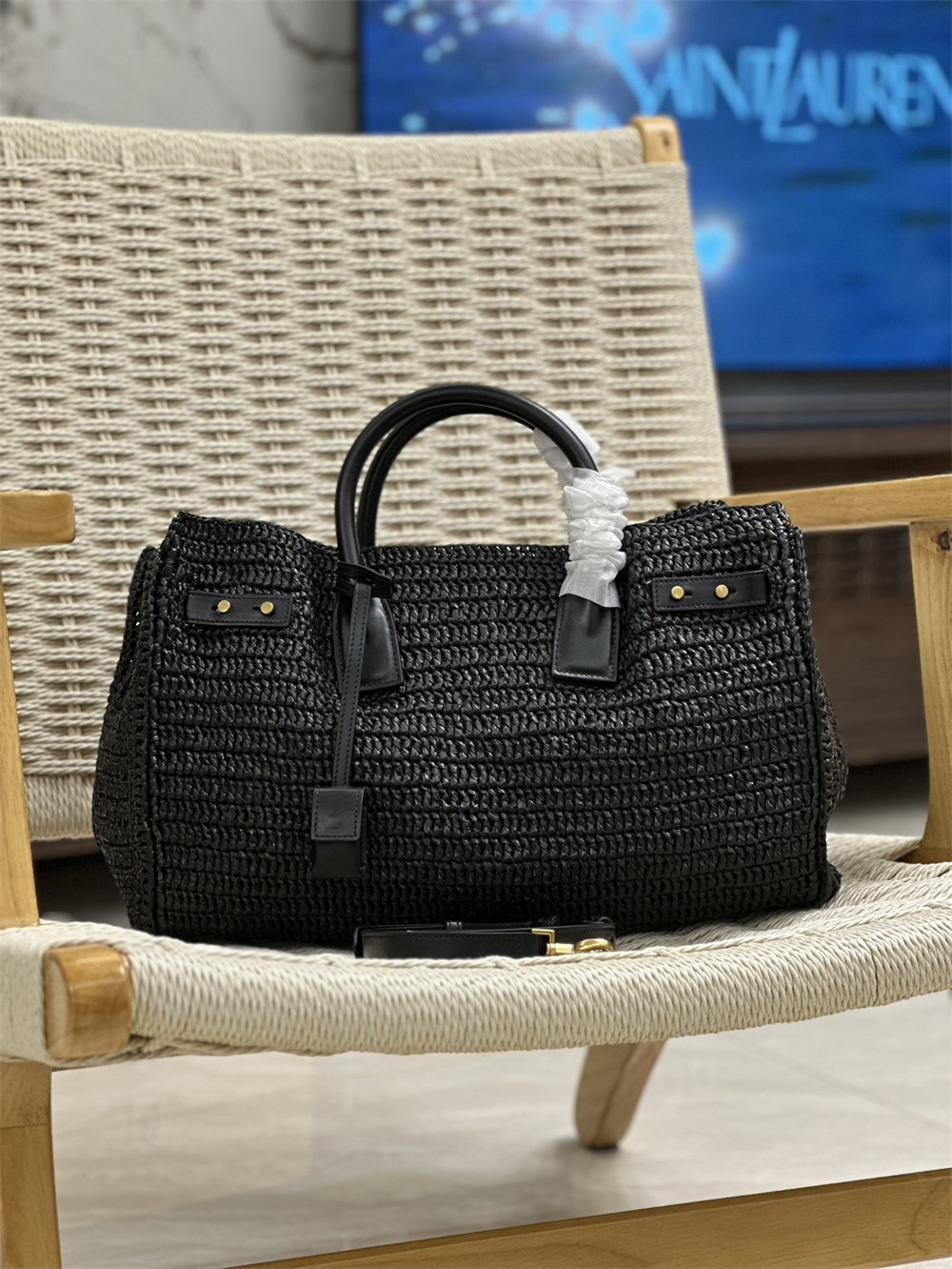 Y51 SAC DE JOUR MEDIUM S*pPLE IN RAFFIA AND VEGETABLE-TANNED LEATHER BLACK