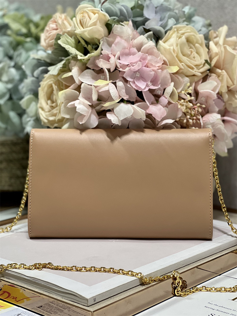 D10r BOBBY EAST-WEST POUCH WITH CHAIN Latte Smooth Calfskin Amber