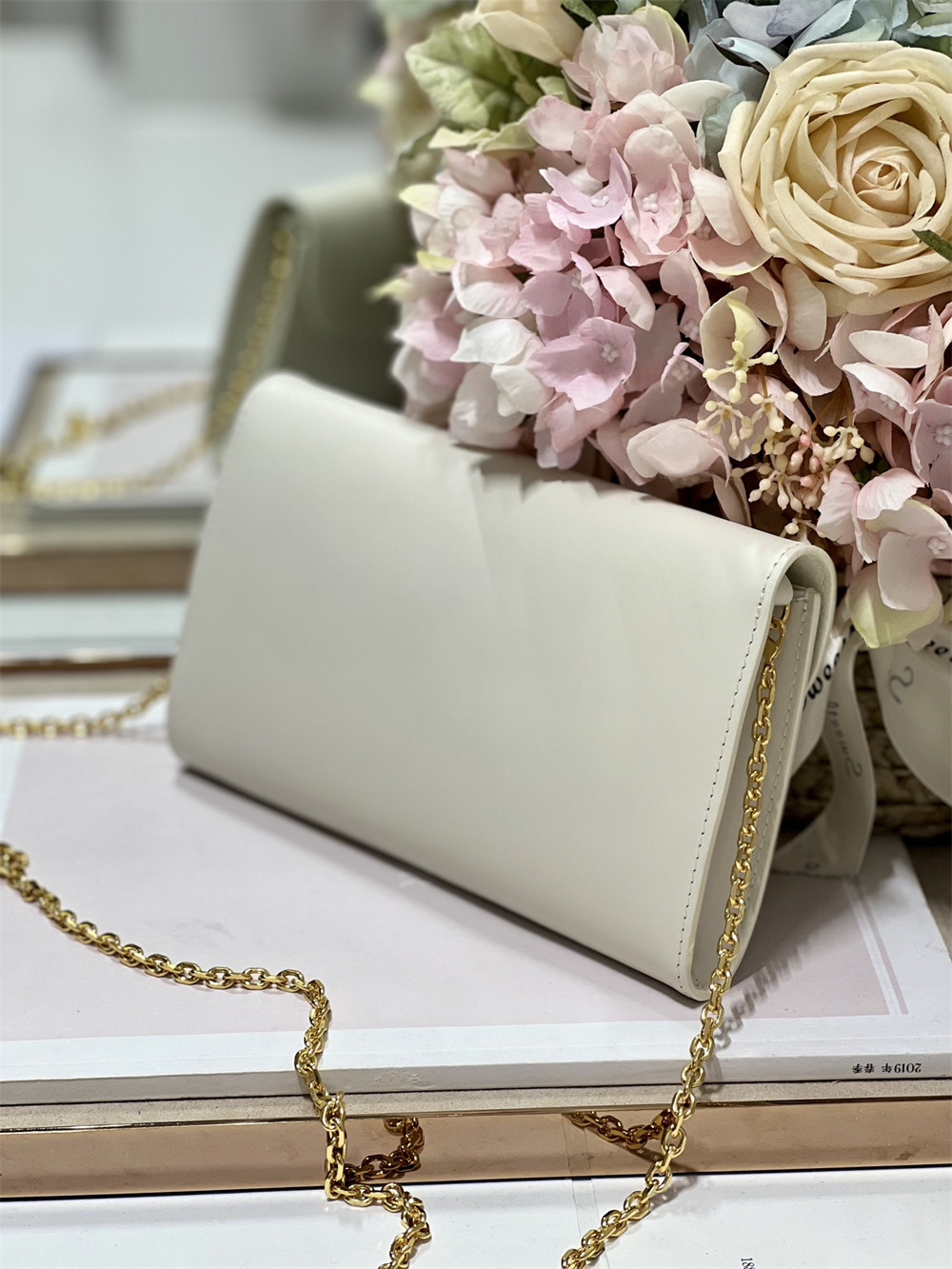 D10r BOBBY EAST-WEST POUCH WITH CHAIN Latte Smooth Calfskin White