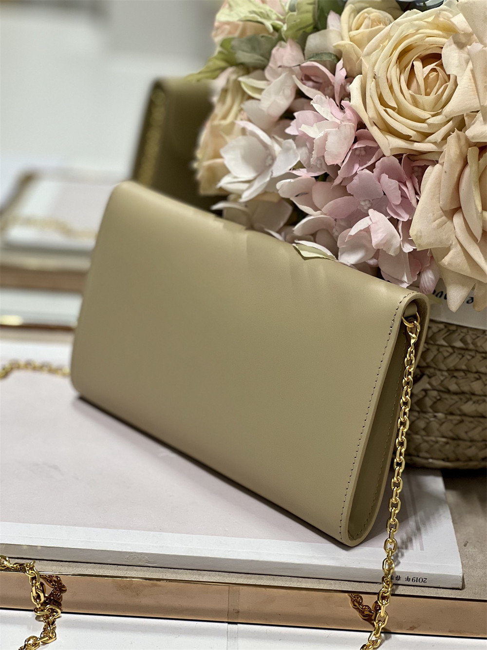 D10r BOBBY EAST-WEST POUCH WITH CHAIN Latte Smooth Calfskin Apricot