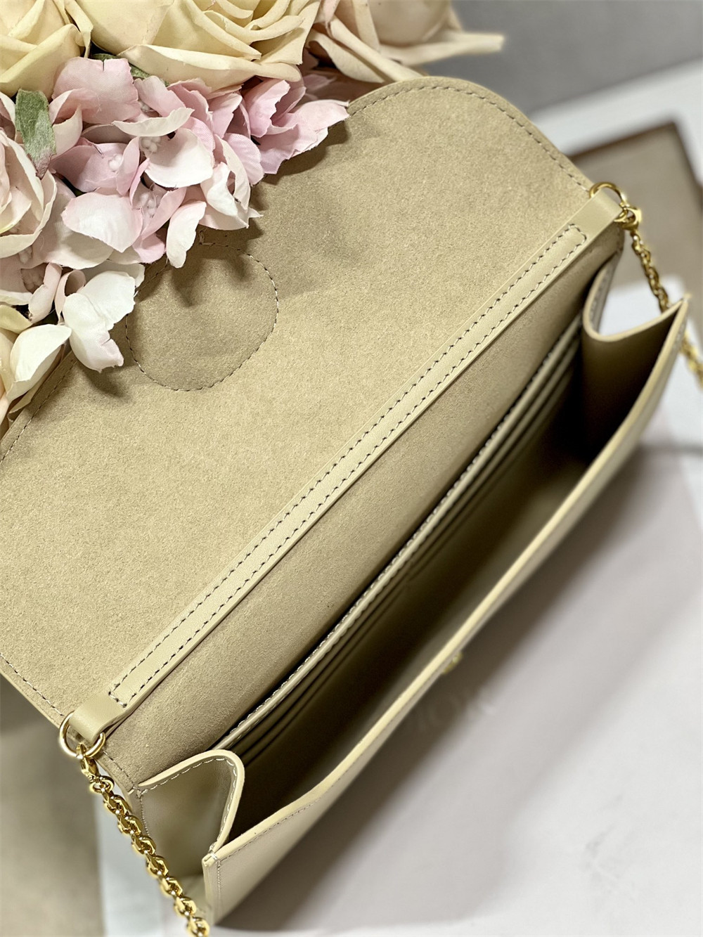D10r BOBBY EAST-WEST POUCH WITH CHAIN Latte Smooth Calfskin Apricot