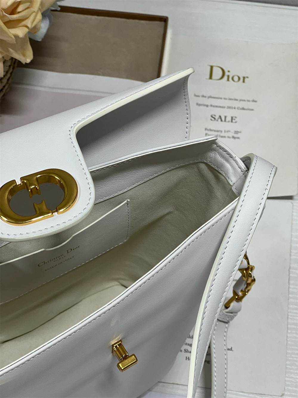 D10r 30 Montaigne Large Chain Bucket Bag White