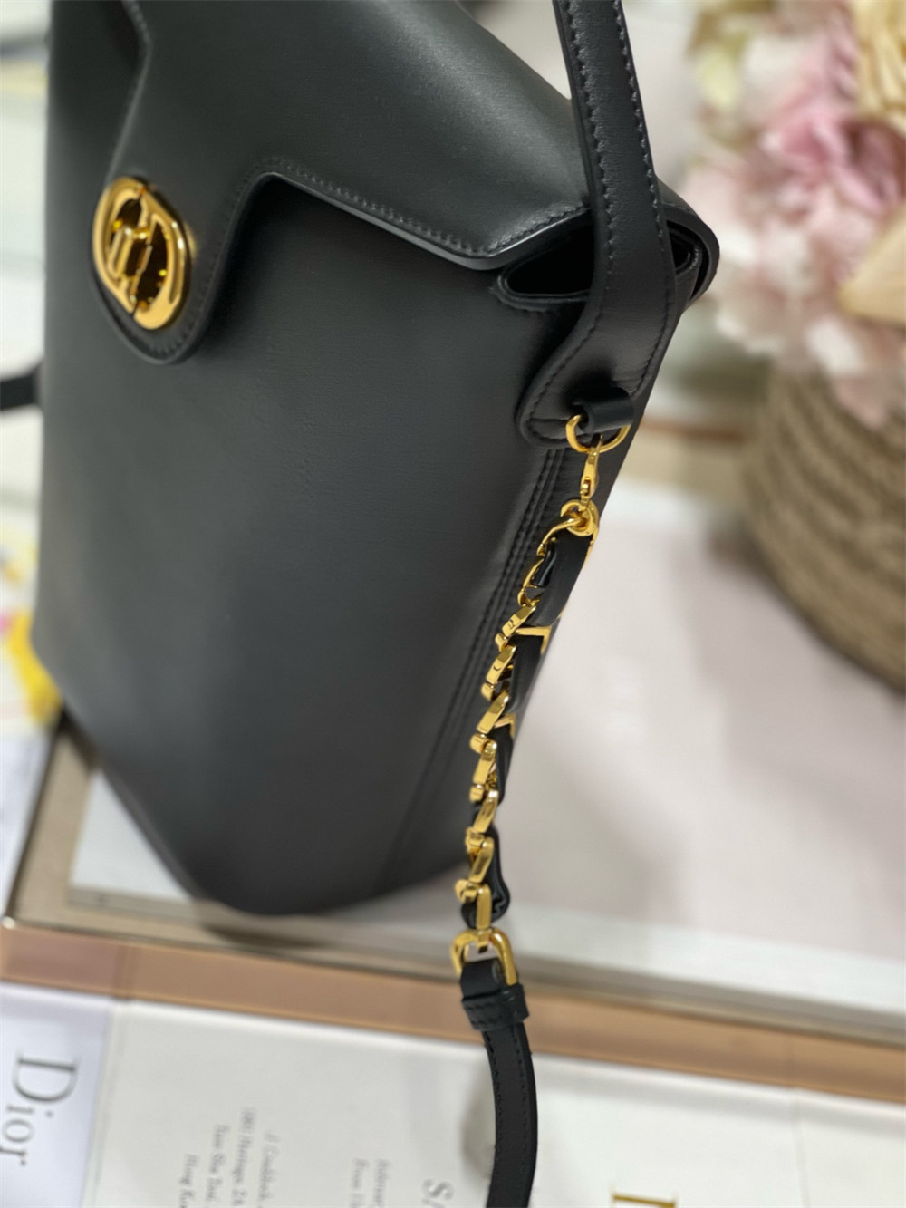 D10r 30 Montaigne Large Chain Bucket Bag Black 17x7x18cm