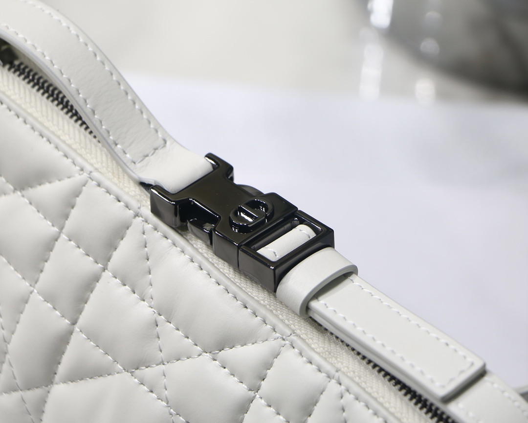D10r TRAVEL NOMAD POUCH WHITE