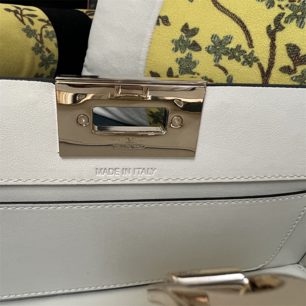 Va1e*ntin0 GARAVANI ROCKSTUD23 smooth calfskin handbag white