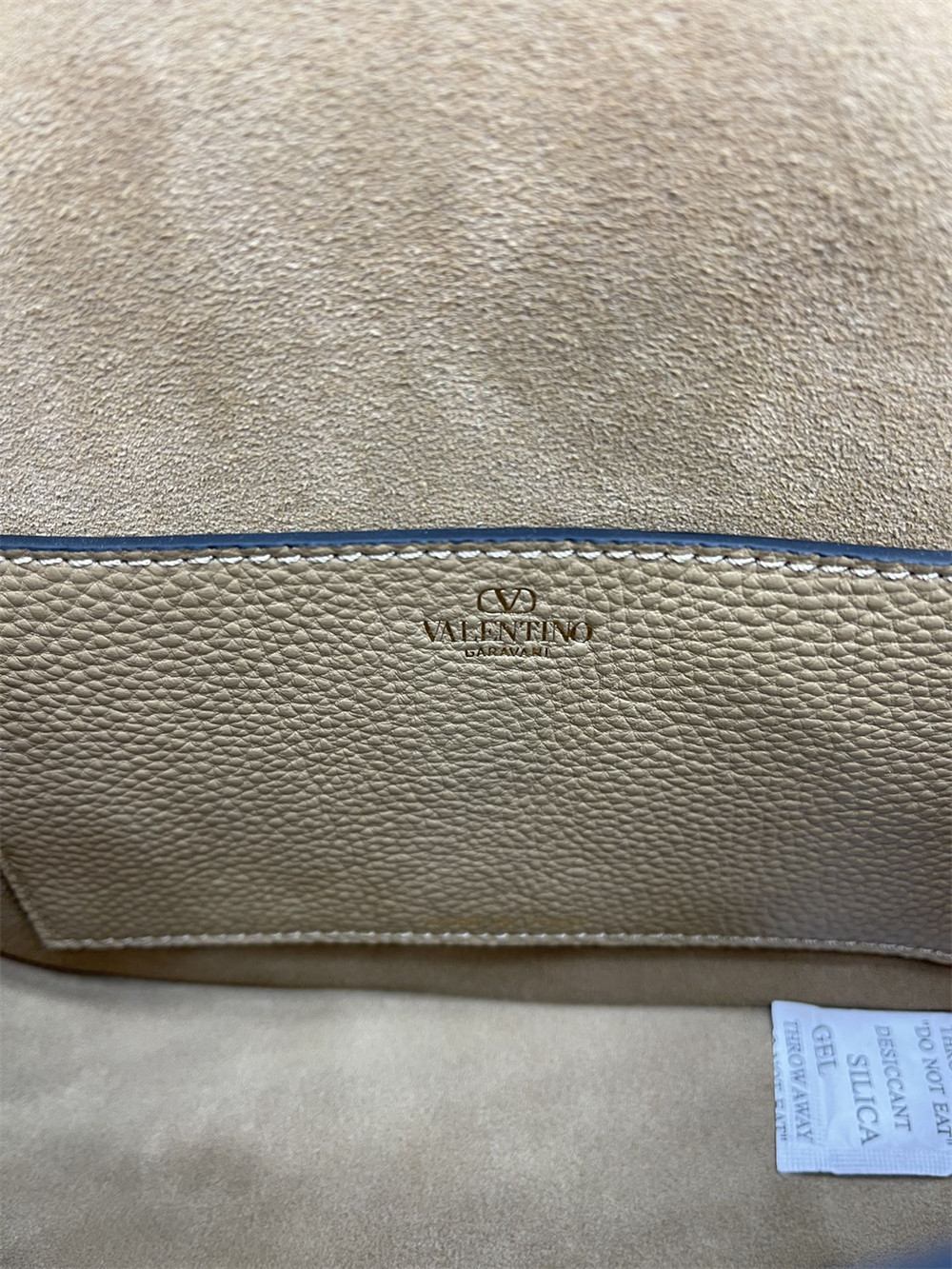 Va1e*ntin0 GARAVANI ALLTIME GRAINY CALFSKIN SHOULDER BAG APRICOT