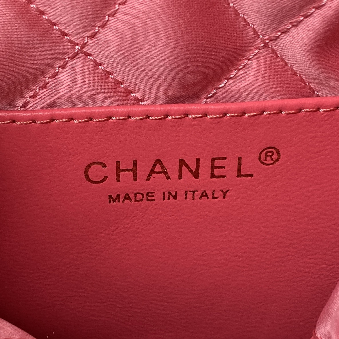 Ch**el 22 MINI HANDBAG GRAINED LEATHER RED 7.8 × 7.4 × 2.3 in