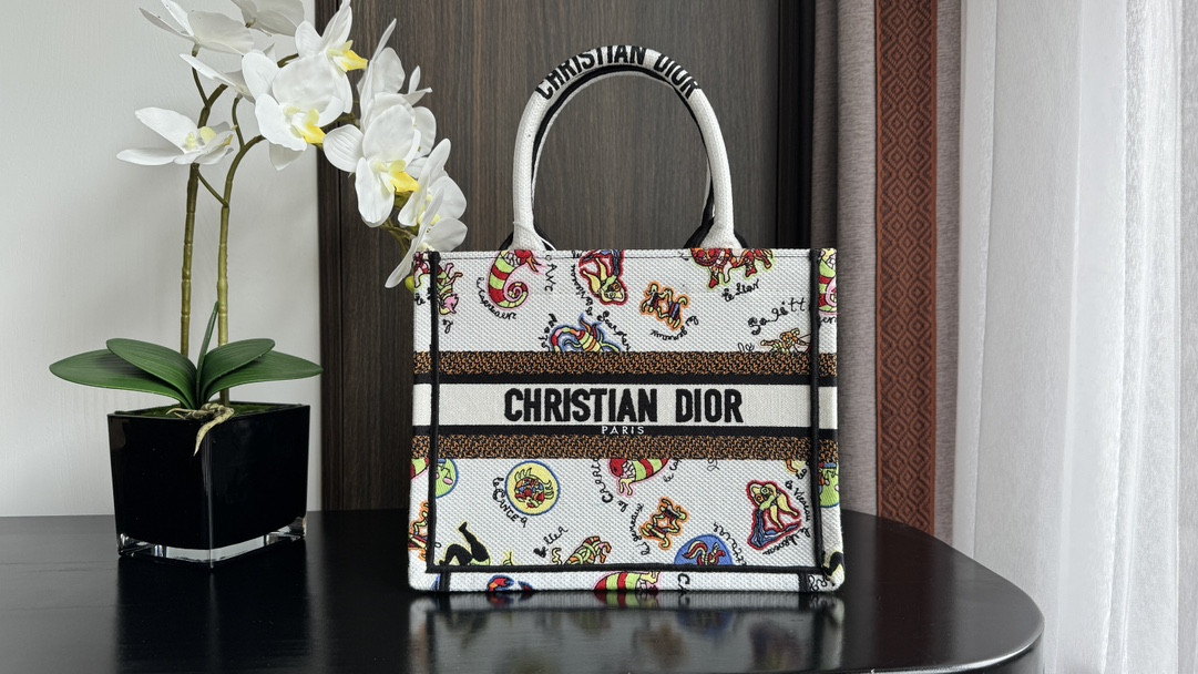 Small D10r BOOK TOTE WHITE MULTICOLOR DRAGON ZODIAC EMBROIDERY 10.5 x 8.5 x 5.5 inches